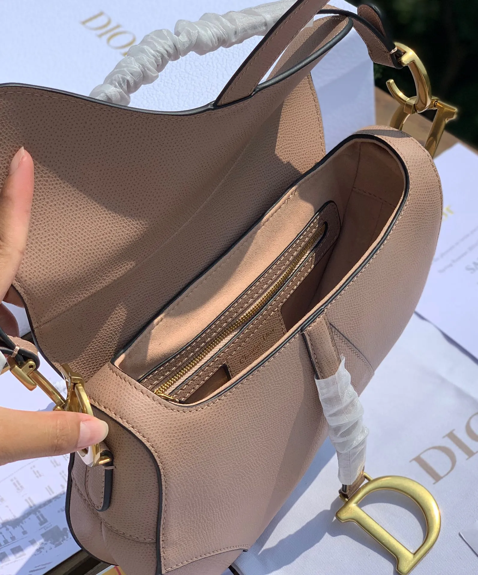 Top upgraded version 💰1700 Size 25.5-20-6.5cm [Milk Tea Color] Overseas channel, Dior The all-leather saddle bag is a timeless classic. The unique shape is eye-catching. The gentle milk tea color is the first choice of many girls. It is 100% made of imported pebbled grain calfskin. It is easier to maintain the silhouette than the smooth leather surface previously released. The leather is soft and delicate, with clear grain lines, good gloss, and durability. I feel that this bag will explode every time it is shipped. 🔥