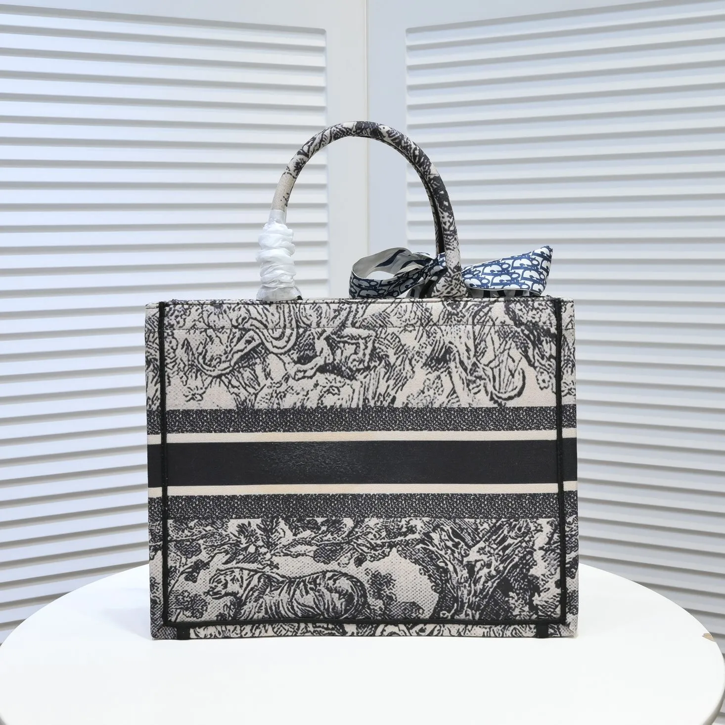 💰340￥Small size with silk scarf and overlock🔜Dior new shopping bag at Dior counter! Counters are updated simultaneously! Limited edition of the same style as the stars! Super stylish! Imported fabric👍high-end quality! Model: 8034 Size: 36*27*16cm