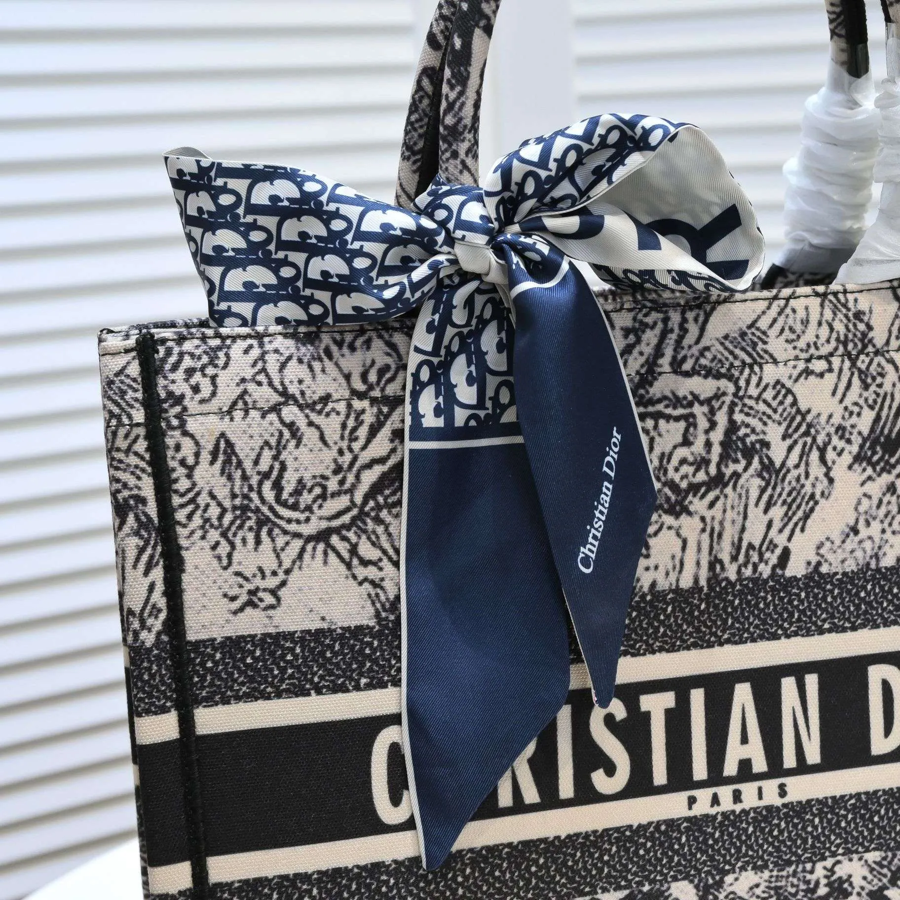 💰340￥Small size with silk scarf and overlock🔜Dior new shopping bag at Dior counter! Counters are updated simultaneously! Limited edition of the same style as the stars! Super stylish! Imported fabric👍high-end quality! Model: 8034 Size: 36*27*16cm