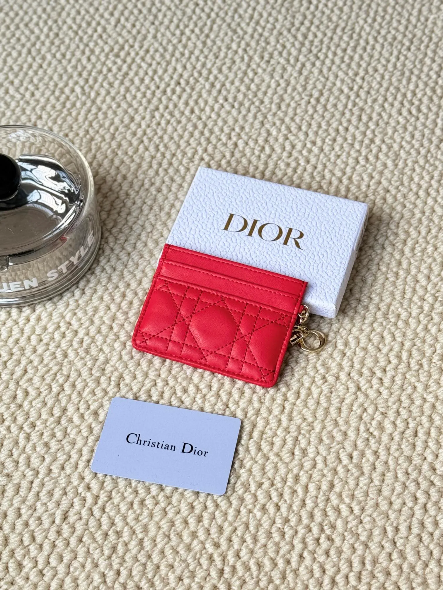 💰110LadyDior Sheepskin No.: S0974OVRB M81B T Lady Dior five-compartment card holder Product description: The color is as shown in the picture. This Lady Dior five-compartment card holder is new this season, elegant and practical. Crafted from cloudy blue patent cow leather, decorated with cannage pattern topstitching and embellished with a removable D.I.O.R. charm. Elegant and sophisticated, it has five card slots, suitable for various occasions, and can be combined with other Lady Dior