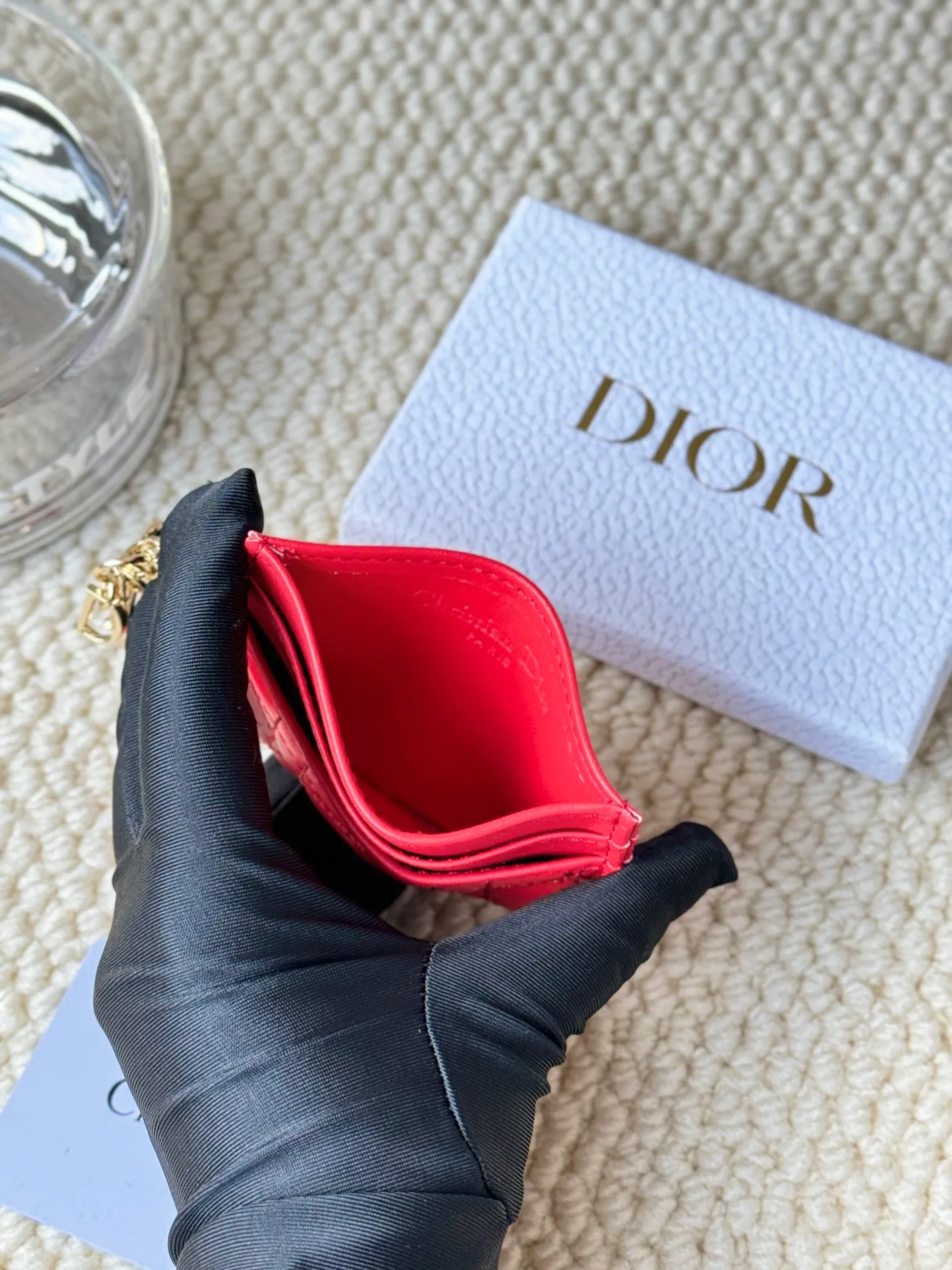 💰110LadyDior Sheepskin No.: S0974OVRB M81B T Lady Dior five-compartment card holder Product description: The color is as shown in the picture. This Lady Dior five-compartment card holder is new this season, elegant and practical. Crafted from cloudy blue patent cow leather, decorated with cannage pattern topstitching and embellished with a removable D.I.O.R. charm. Elegant and sophisticated, it has five card slots, suitable for various occasions, and can be combined with other Lady Dior