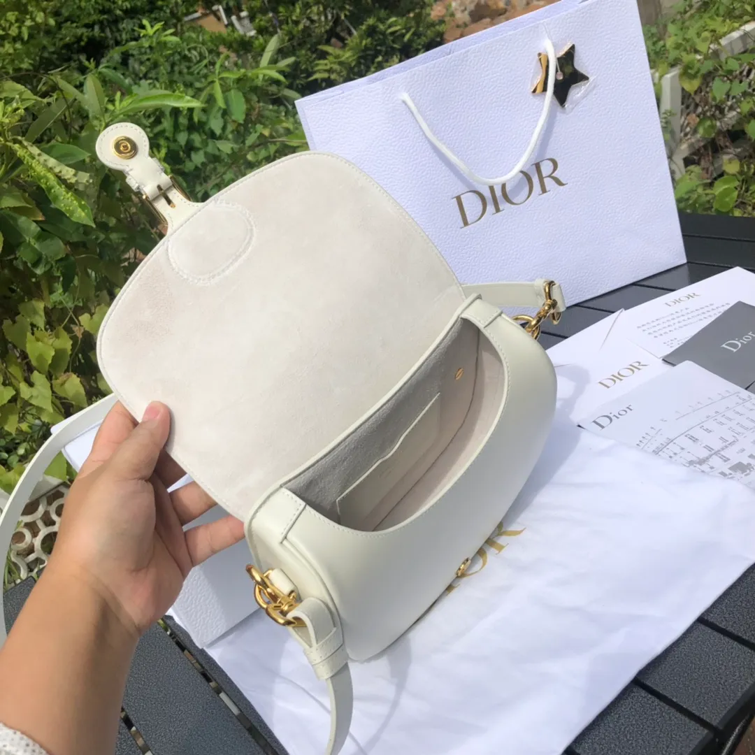 ❗️❗️❗️Free shipping with SF Express for year-end events❗️❗️❗️💰1760 Medium size: 22×17×6cm Dior Bobby’s new products are available in overseas channels! The new model of Dior saddle bag has finally arrived❗️This model is carefully made of white smooth cow leather, with a suede interior design, which is soft and rich in texture. It has a flip-top magnetic buckle design and a "CD" buckle on the front as decoration. With a detachable and adjustable shoulder strap embellished with a military-style buckle, it can be worn on the shoulder, cross-body or handheld.