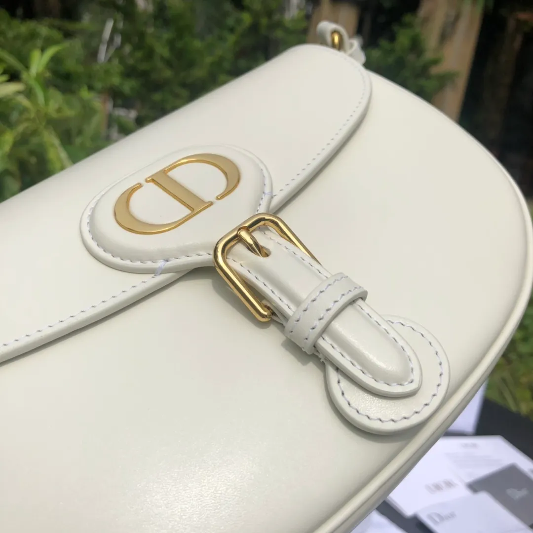 ❗️❗️❗️Free shipping with SF Express for year-end events❗️❗️❗️💰1760 Medium size: 22×17×6cm Dior Bobby’s new products are available in overseas channels! The new model of Dior saddle bag has finally arrived❗️This model is carefully made of white smooth cow leather, with a suede interior design, which is soft and rich in texture. It has a flip-top magnetic buckle design and a "CD" buckle on the front as decoration. With a detachable and adjustable shoulder strap embellished with a military-style buckle, it can be worn on the shoulder, cross-body or handheld.