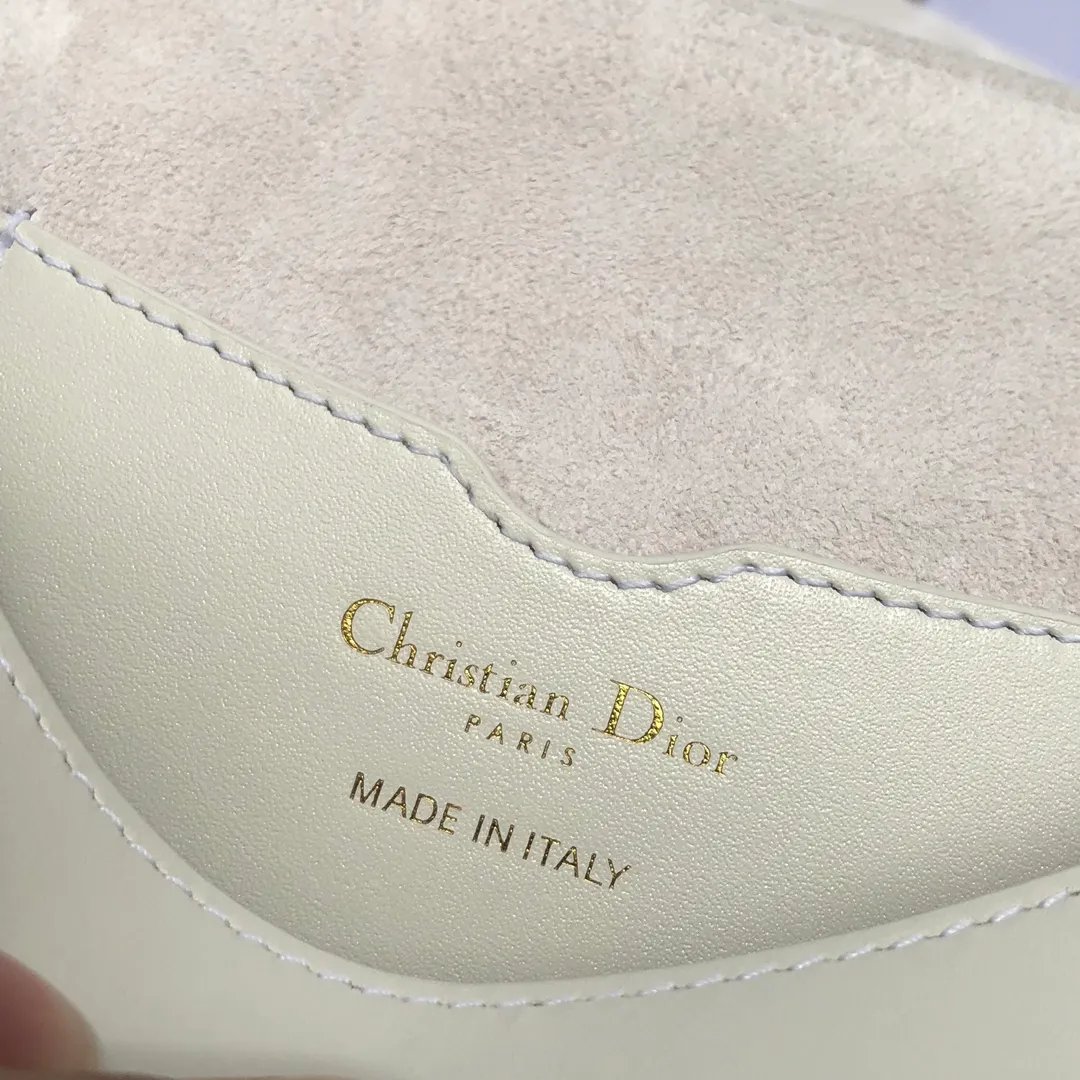 ❗️❗️❗️Free shipping with SF Express for year-end events❗️❗️❗️💰1760 Medium size: 22×17×6cm Dior Bobby’s new products are available in overseas channels! The new model of Dior saddle bag has finally arrived❗️This model is carefully made of white smooth cow leather, with a suede interior design, which is soft and rich in texture. It has a flip-top magnetic buckle design and a "CD" buckle on the front as decoration. With a detachable and adjustable shoulder strap embellished with a military-style buckle, it can be worn on the shoulder, cross-body or handheld.