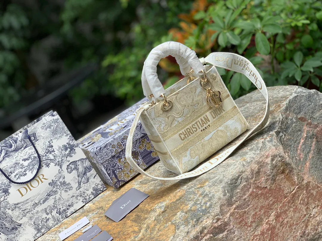 ❗️❗️❗️Free shipping with SF Express for year-end events❗️❗️❗️💰1800 Size: 24 x 20 x 11 CM Limited gold thread tiger style. D’s most popular lady series has a new model! The latest bag combines the classic Princess Diana style with embroidery technology. The presbyopia is embossed in the form of embroidery, showing a concave and convex effect, embodying texture everywhere! This top is classy, ​​absolutely fashionable and shows off your temperament! We have also sold Princess Diana’s most popular pure leather version. I would like to say that the magic of the latest retro presbyopia can make the same design version more beautiful!