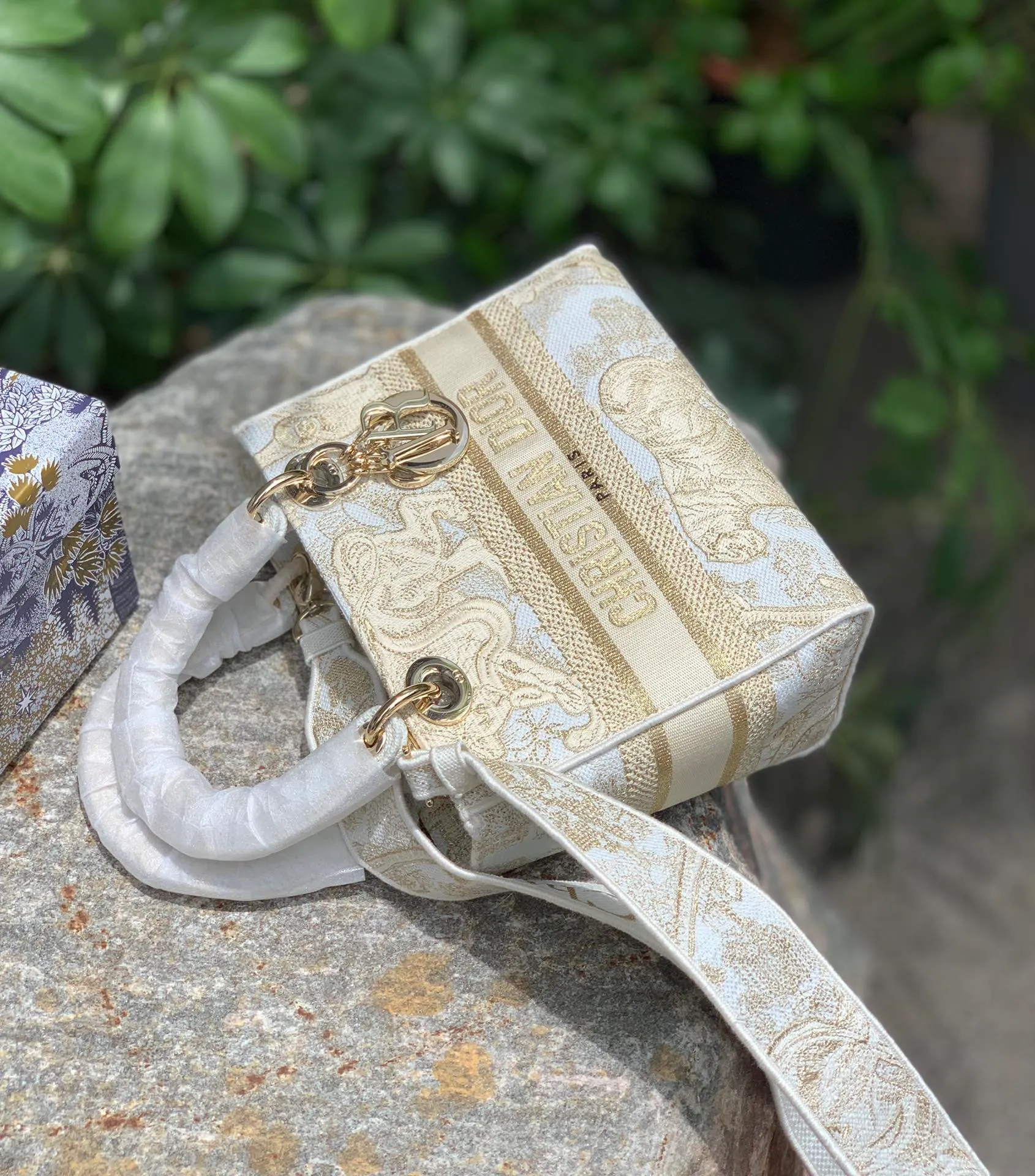 ❗️❗️❗️Free shipping with SF Express for year-end events❗️❗️❗️💰1800 Size: 24 x 20 x 11 CM Limited gold thread tiger style. D’s most popular lady series has a new model! The latest bag combines the classic Princess Diana style with embroidery technology. The presbyopia is embossed in the form of embroidery, showing a concave and convex effect, embodying texture everywhere! This top is classy, ​​absolutely fashionable and shows off your temperament! We have also sold Princess Diana’s most popular pure leather version. I would like to say that the magic of the latest retro presbyopia can make the same design version more beautiful!