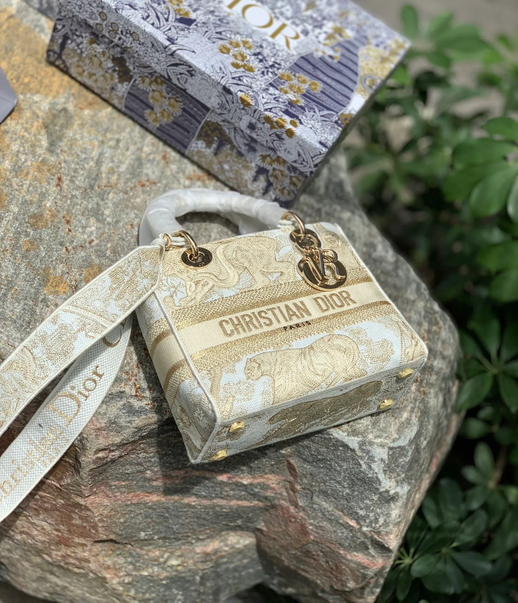 ❗️❗️❗️Free shipping with SF Express for year-end events❗️❗️❗️💰1800 Size: 24 x 20 x 11 CM Limited gold thread tiger style. D’s most popular lady series has a new model! The latest bag combines the classic Princess Diana style with embroidery technology. The presbyopia is embossed in the form of embroidery, showing a concave and convex effect, embodying texture everywhere! This top is classy, ​​absolutely fashionable and shows off your temperament! We have also sold Princess Diana’s most popular pure leather version. I would like to say that the magic of the latest retro presbyopia can make the same design version more beautiful!