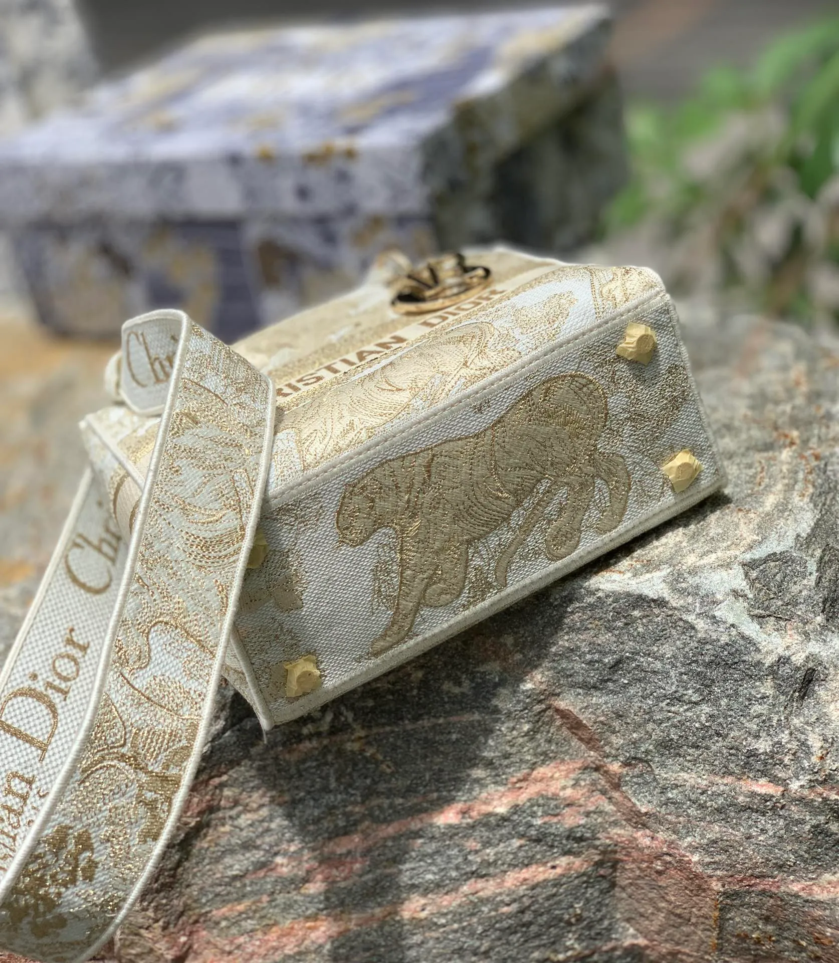 ❗️❗️❗️Free shipping with SF Express for year-end events❗️❗️❗️💰1800 Size: 24 x 20 x 11 CM Limited gold thread tiger style. D’s most popular lady series has a new model! The latest bag combines the classic Princess Diana style with embroidery technology. The presbyopia is embossed in the form of embroidery, showing a concave and convex effect, embodying texture everywhere! This top is classy, ​​absolutely fashionable and shows off your temperament! We have also sold Princess Diana’s most popular pure leather version. I would like to say that the magic of the latest retro presbyopia can make the same design version more beautiful!
