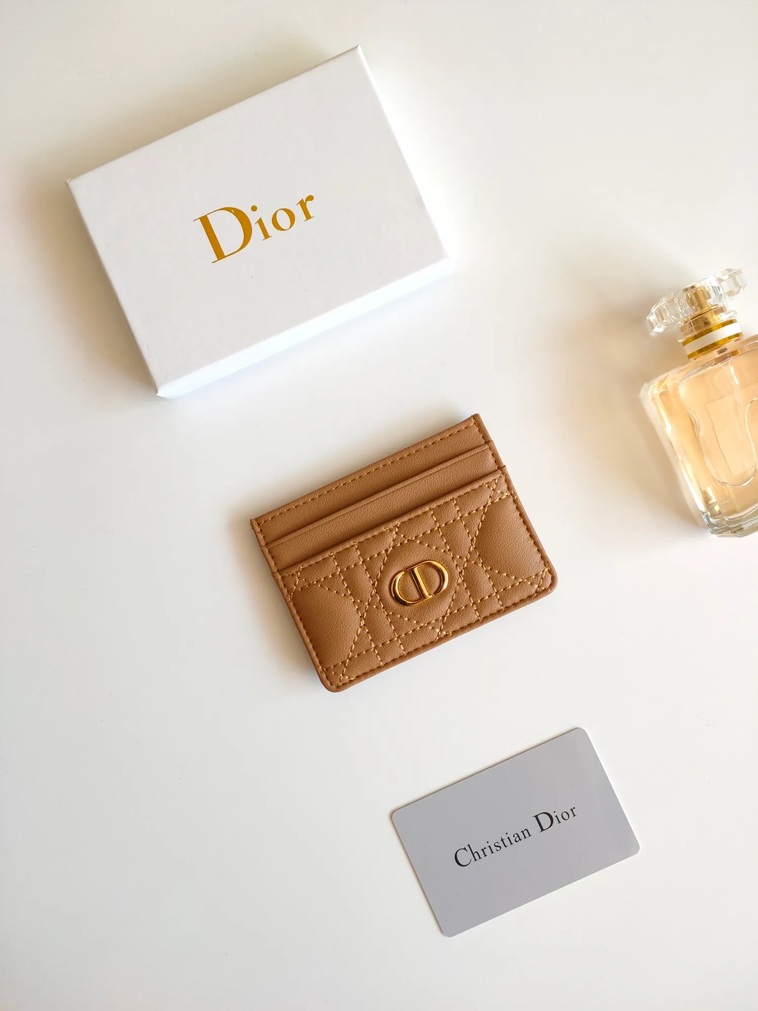 ￥110😍The Dior Caro five-compartment card holder is a new product this season, elegant and practical. Style number: S5130. Carefully crafted from soft cowhide, decorated with cannage pattern topstitching and embellished with the "CD" logo on the front. Elegant and sophisticated, it has five card slots and is suitable for various occasions. Size:10.5*7.5cm