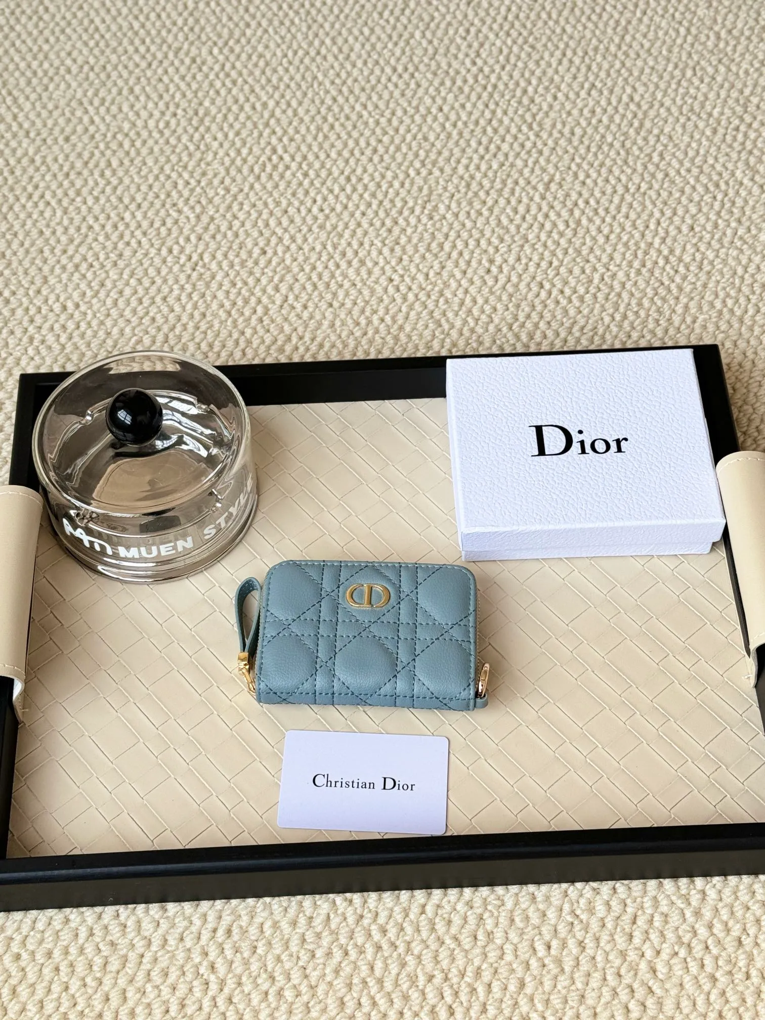 💰160 Dior New Caro Zippered Card Holder I love it. I originally wanted to buy a wallet, but I fell in love with this card holder. The size is just right and there are enough card slots. When Sydney is on lockdown and you can't go to the store, SA will send you photos and payment links. It's very convenient. I paid in the morning and received it in the afternoon. I think it looks better than the zipper card holder in C. The small metal ring next to the zipper is convenient for connecting the card holder to the bag and is not easy to lose. The calfskin material feels great. No.: S5034 Carol grain (size 9*11cm)