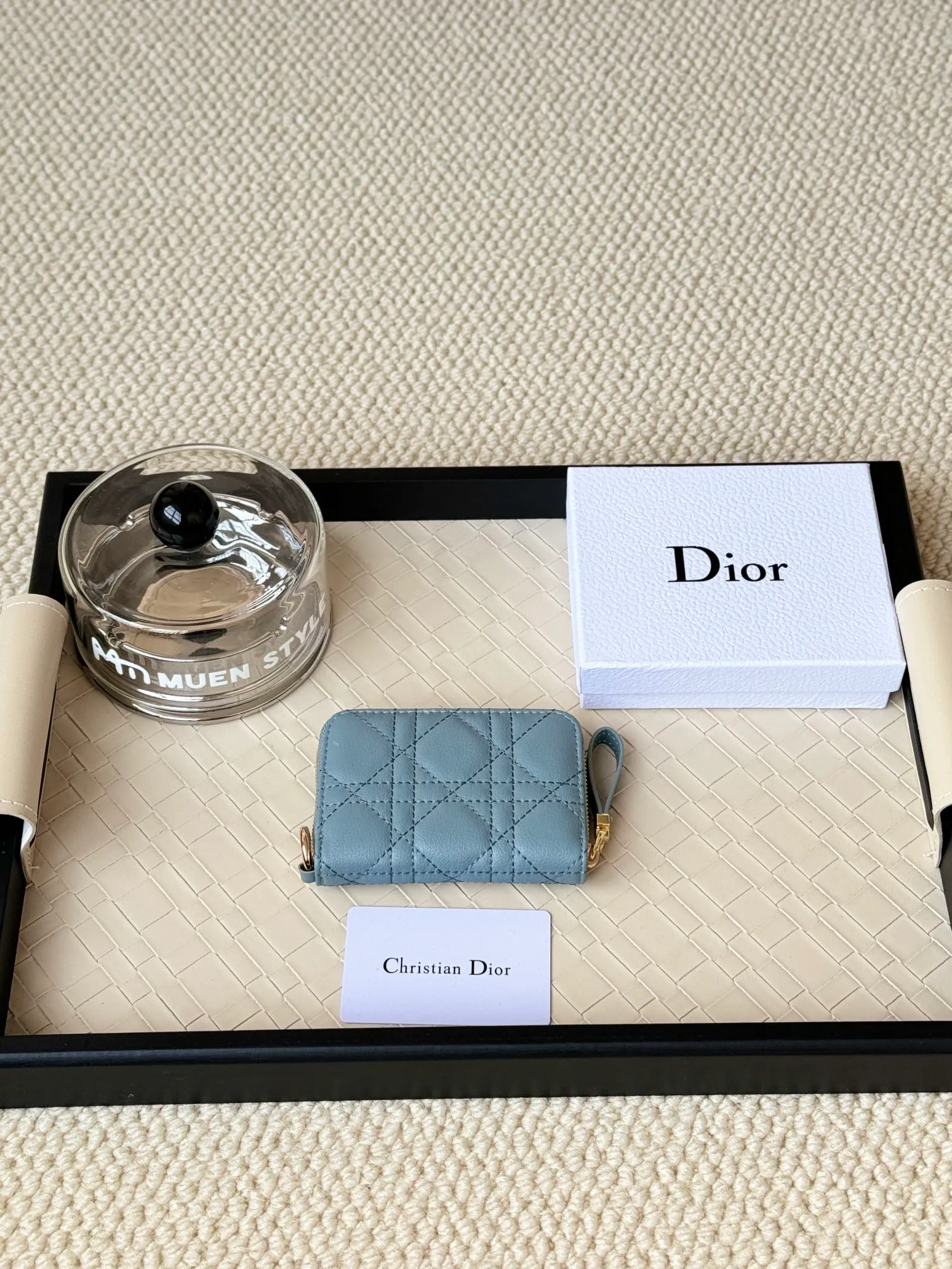 💰160 Dior New Caro Zippered Card Holder I love it. I originally wanted to buy a wallet, but I fell in love with this card holder. The size is just right and there are enough card slots. When Sydney is on lockdown and you can't go to the store, SA will send you photos and payment links. It's very convenient. I paid in the morning and received it in the afternoon. I think it looks better than the zipper card holder in C. The small metal ring next to the zipper is convenient for connecting the card holder to the bag and is not easy to lose. The calfskin material feels great. No.: S5034 Carol grain (size 9*11cm)