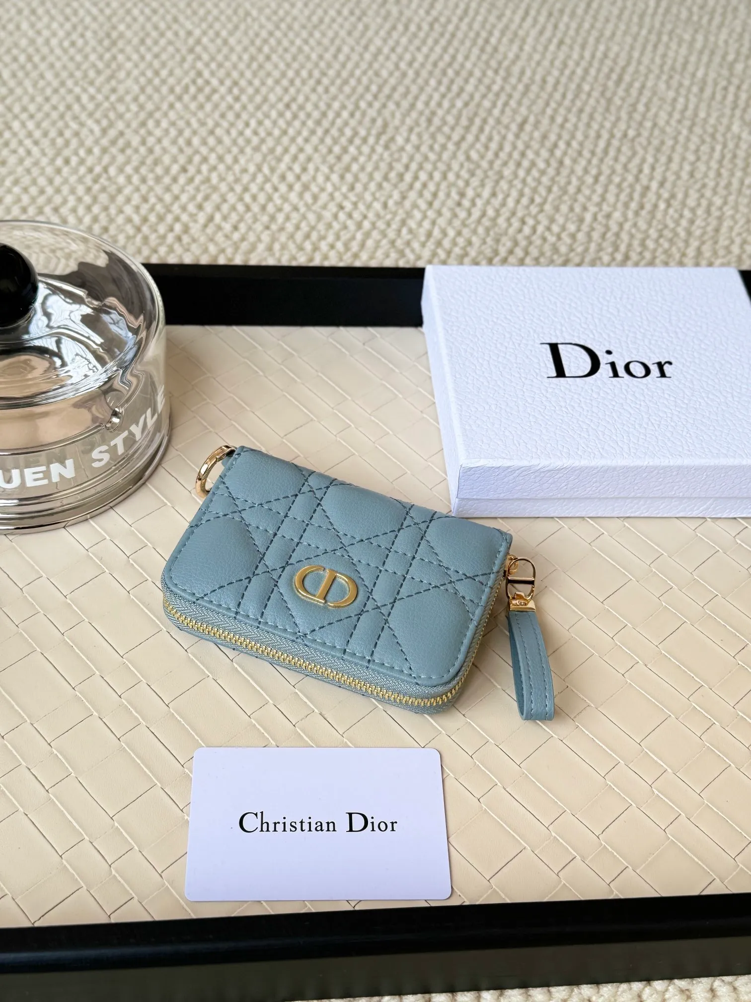 💰160 Dior New Caro Zippered Card Holder I love it. I originally wanted to buy a wallet, but I fell in love with this card holder. The size is just right and there are enough card slots. When Sydney is on lockdown and you can't go to the store, SA will send you photos and payment links. It's very convenient. I paid in the morning and received it in the afternoon. I think it looks better than the zipper card holder in C. The small metal ring next to the zipper is convenient for connecting the card holder to the bag and is not easy to lose. The calfskin material feels great. No.: S5034 Carol grain (size 9*11cm)