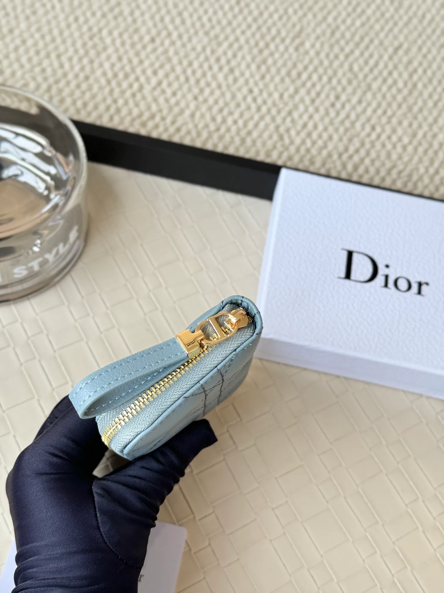 💰160 Dior New Caro Zippered Card Holder I love it. I originally wanted to buy a wallet, but I fell in love with this card holder. The size is just right and there are enough card slots. When Sydney is on lockdown and you can't go to the store, SA will send you photos and payment links. It's very convenient. I paid in the morning and received it in the afternoon. I think it looks better than the zipper card holder in C. The small metal ring next to the zipper is convenient for connecting the card holder to the bag and is not easy to lose. The calfskin material feels great. No.: S5034 Carol grain (size 9*11cm)