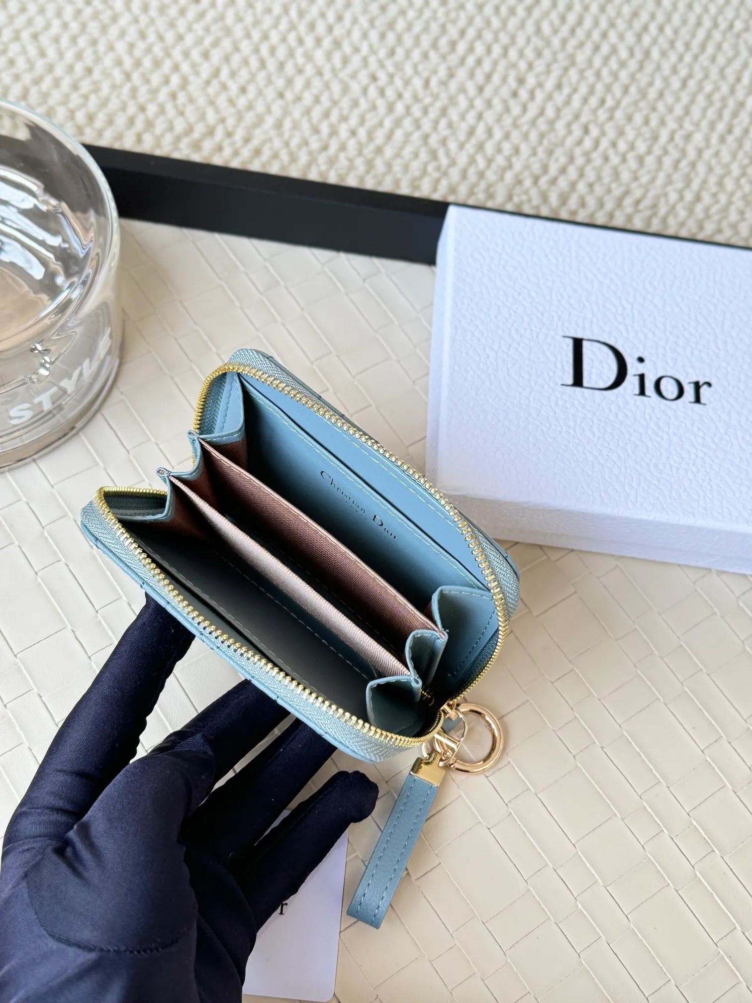 💰160 Dior New Caro Zippered Card Holder I love it. I originally wanted to buy a wallet, but I fell in love with this card holder. The size is just right and there are enough card slots. When Sydney is on lockdown and you can't go to the store, SA will send you photos and payment links. It's very convenient. I paid in the morning and received it in the afternoon. I think it looks better than the zipper card holder in C. The small metal ring next to the zipper is convenient for connecting the card holder to the bag and is not easy to lose. The calfskin material feels great. No.: S5034 Carol grain (size 9*11cm)