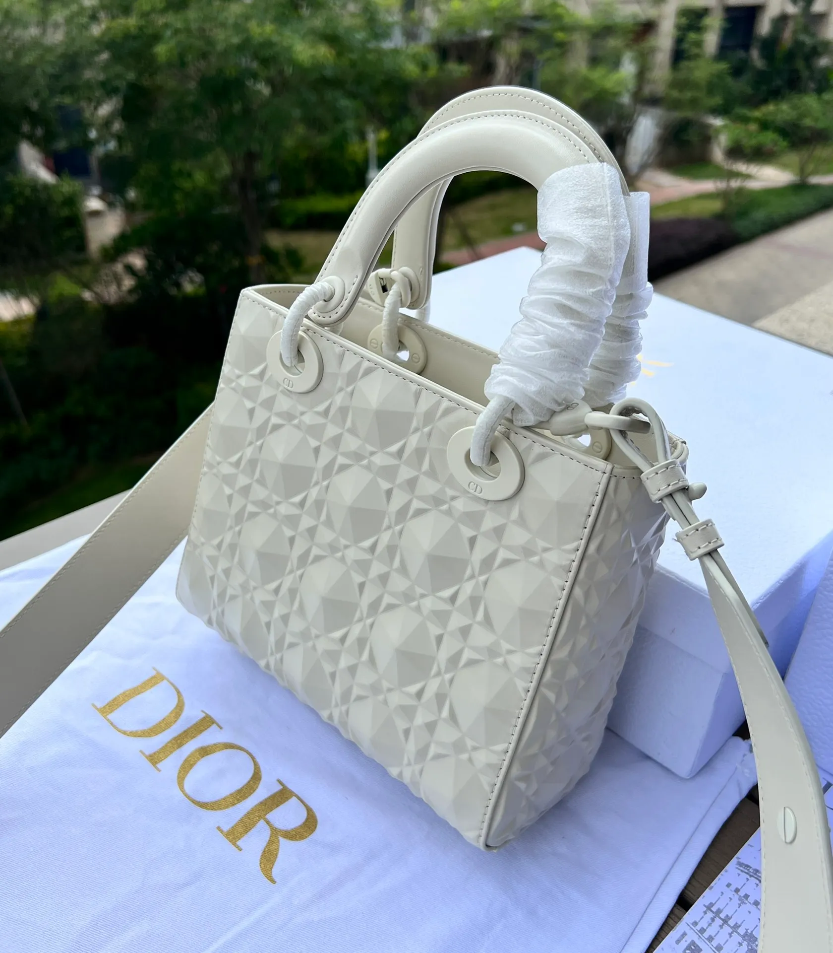 ❗️❗️❗️Free shipping with SF Express for year-end events❗️❗️❗️💰2000 Size: 20×17×8cm Dior’s overseas channel resources are specially provided for Princess Diana with cannage pattern❗️This Lady Dior My ABCDior handbag embodies Dior’s profound insight into elegance and beauty. Stylish and elegant design is timeless. Carefully crafted from black cow leather, it reinterprets Dior's iconic cannage topstitching with a diamond-shaped pattern. The tone-on-tone metal D.I.O.R pendant adds elegance. Small style with unique design. The shoulder strap can be decorated with a badge to make it more personalized. It can be carried by hand or cross-body.