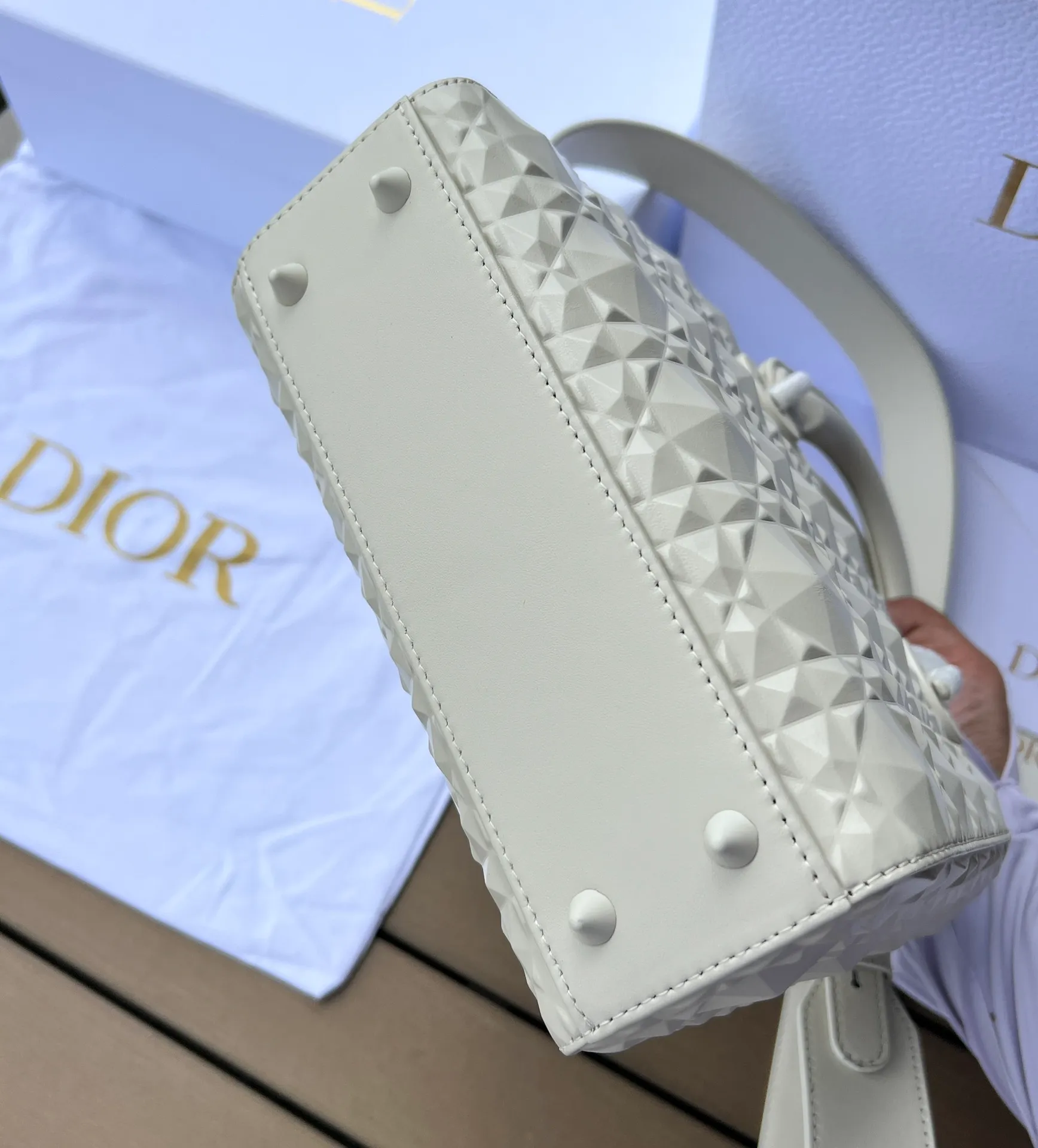 ❗️❗️❗️Free shipping with SF Express for year-end events❗️❗️❗️💰2000 Size: 20×17×8cm Dior’s overseas channel resources are specially provided for Princess Diana with cannage pattern❗️This Lady Dior My ABCDior handbag embodies Dior’s profound insight into elegance and beauty. Stylish and elegant design is timeless. Carefully crafted from black cow leather, it reinterprets Dior's iconic cannage topstitching with a diamond-shaped pattern. The tone-on-tone metal D.I.O.R pendant adds elegance. Small style with unique design. The shoulder strap can be decorated with a badge to make it more personalized. It can be carried by hand or cross-body.