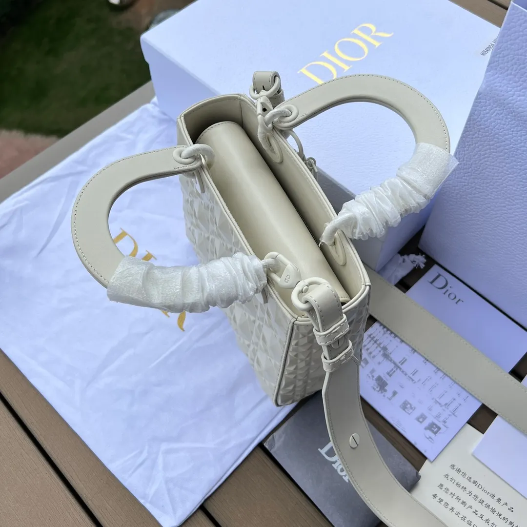 ❗️❗️❗️Free shipping with SF Express for year-end events❗️❗️❗️💰2000 Size: 20×17×8cm Dior’s overseas channel resources are specially provided for Princess Diana with cannage pattern❗️This Lady Dior My ABCDior handbag embodies Dior’s profound insight into elegance and beauty. Stylish and elegant design is timeless. Carefully crafted from black cow leather, it reinterprets Dior's iconic cannage topstitching with a diamond-shaped pattern. The tone-on-tone metal D.I.O.R pendant adds elegance. Small style with unique design. The shoulder strap can be decorated with a badge to make it more personalized. It can be carried by hand or cross-body.
