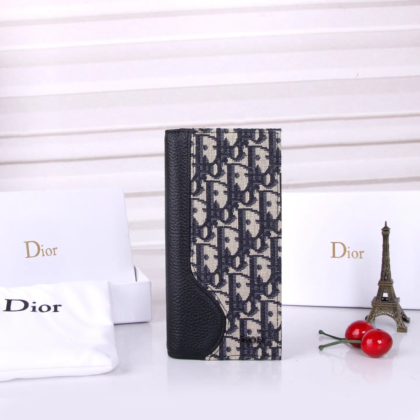 💰150 Style No.: 908 Brand: Dior Color: Black Size: 17.5*8.5*1.5 Description: The latest models from Dior counters are now available! Synchronized with the official website, exquisitely handmade, photographed in kind, suitable for both men and women!