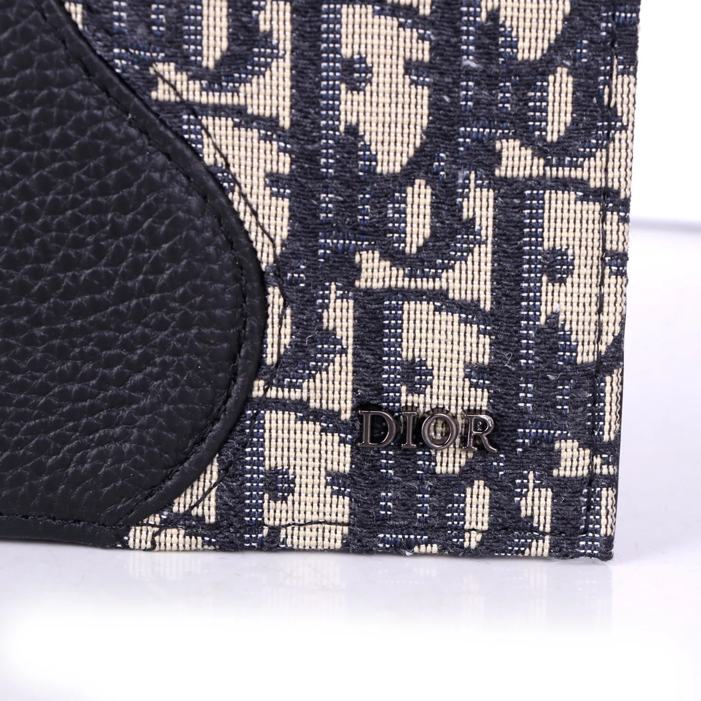 💰150 Style No.: 908 Brand: Dior Color: Black Size: 17.5*8.5*1.5 Description: The latest models from Dior counters are now available! Synchronized with the official website, exquisitely handmade, photographed in kind, suitable for both men and women!