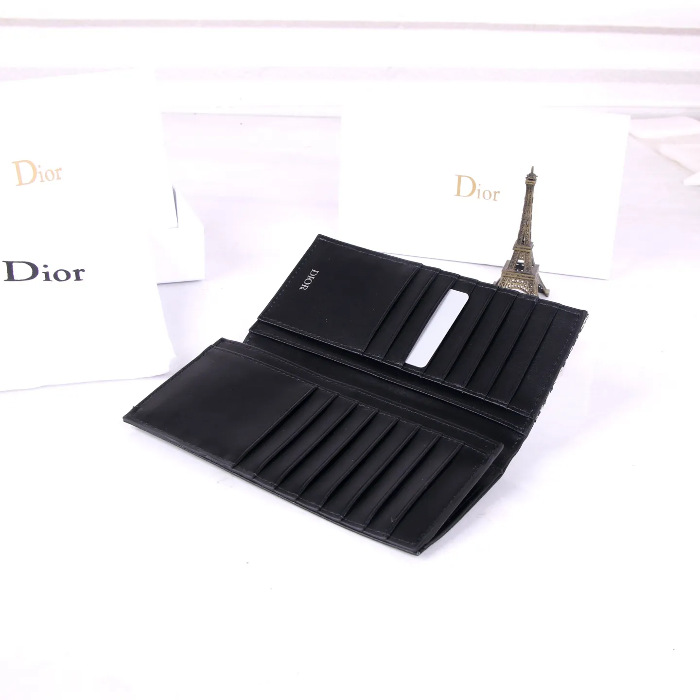 💰150 Style No.: 908 Brand: Dior Color: Black Size: 17.5*8.5*1.5 Description: The latest models from Dior counters are now available! Synchronized with the official website, exquisitely handmade, photographed in kind, suitable for both men and women!