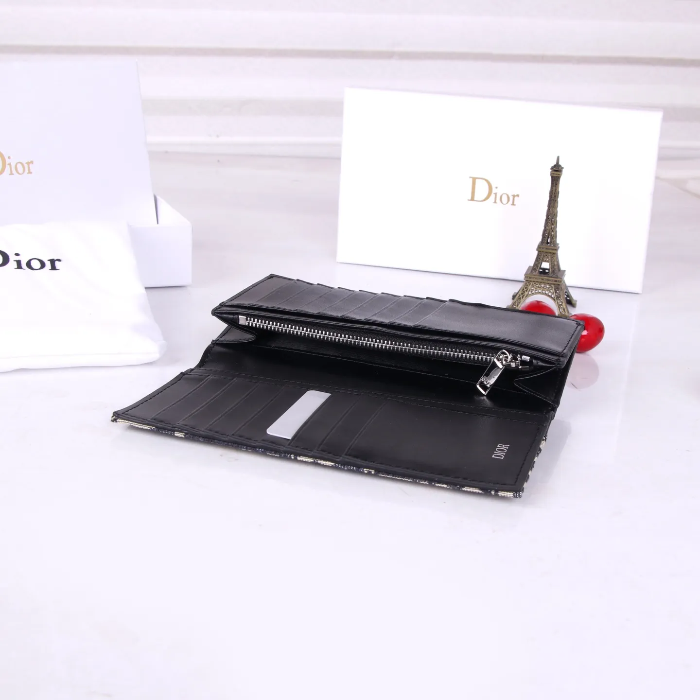 💰150 Style No.: 908 Brand: Dior Color: Black Size: 17.5*8.5*1.5 Description: The latest models from Dior counters are now available! Synchronized with the official website, exquisitely handmade, photographed in kind, suitable for both men and women!