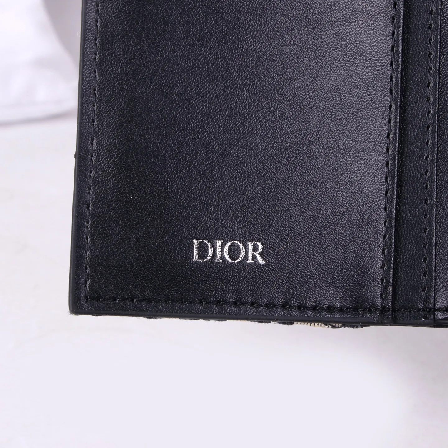 💰150 Style No.: 908 Brand: Dior Color: Black Size: 17.5*8.5*1.5 Description: The latest models from Dior counters are now available! Synchronized with the official website, exquisitely handmade, photographed in kind, suitable for both men and women!