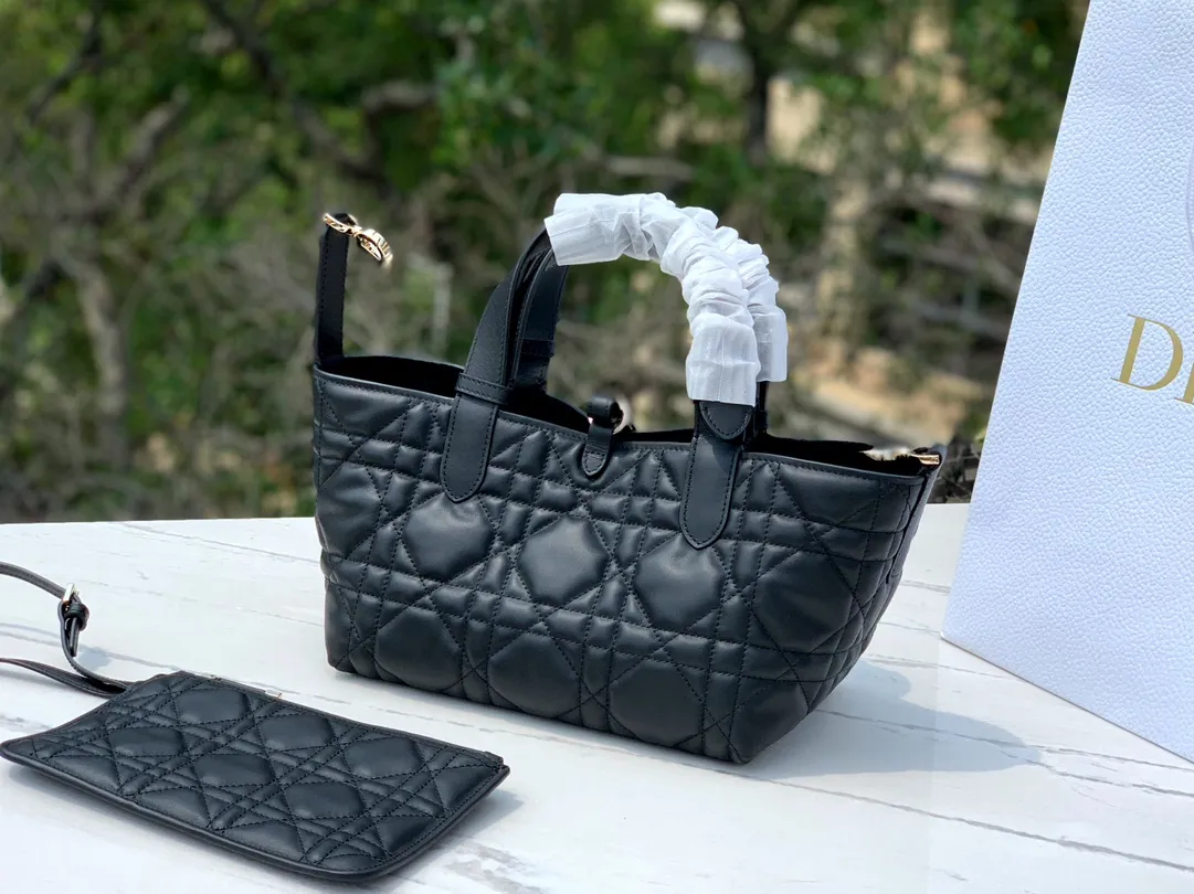 Top upgraded version 💰1900 Size: 23×14×12cm Hong Kong channel order! The small black DIOR Toujours shopping bag has already been carried by those with high fashion acumen. It is cooler than expected, and it has a sassy and lazy feeling. The familiar oversized cannage pattern and the customary CD buckle unbuckle in recent years have transformed from a square bag into a large tote bag, which is really amazing👍👍👍 It is very easy to carry at first glance. It is suitable for daily commuting to the gym. It also has a built-in small leather bag, which is detachable and can be used alone! The key point is that the length can be adjusted on the wrist, and it can be carried under the armpit. This detail is so attractive. It will no longer get stuck under the armpit and make you feel uncomfortable. This one will take you to kill all directions. It is not subject to any style restrictions. This season's blockbuster hit, what are you waiting for?