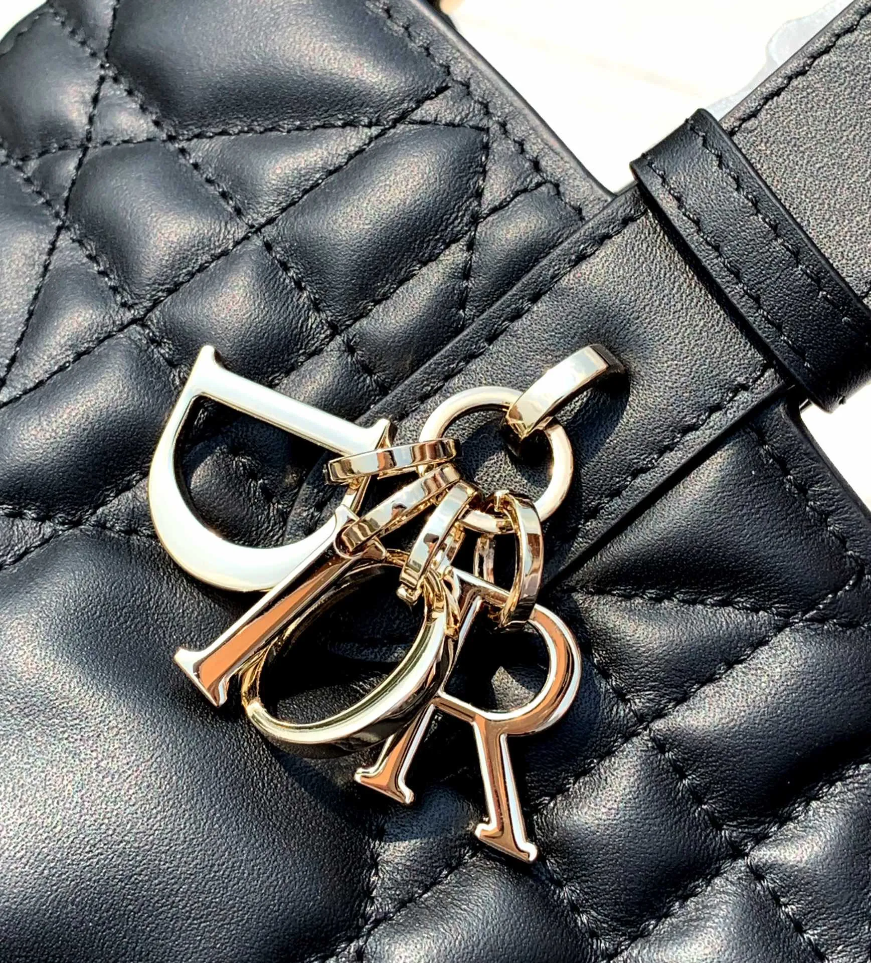 Top upgraded version 💰1900 Size: 23×14×12cm Hong Kong channel order! The small black DIOR Toujours shopping bag has already been carried by those with high fashion acumen. It is cooler than expected, and it has a sassy and lazy feeling. The familiar oversized cannage pattern and the customary CD buckle unbuckle in recent years have transformed from a square bag into a large tote bag, which is really amazing👍👍👍 It is very easy to carry at first glance. It is suitable for daily commuting to the gym. It also has a built-in small leather bag, which is detachable and can be used alone! The key point is that the length can be adjusted on the wrist, and it can be carried under the armpit. This detail is so attractive. It will no longer get stuck under the armpit and make you feel uncomfortable. This one will take you to kill all directions. It is not subject to any style restrictions. This season's blockbuster hit, what are you waiting for?