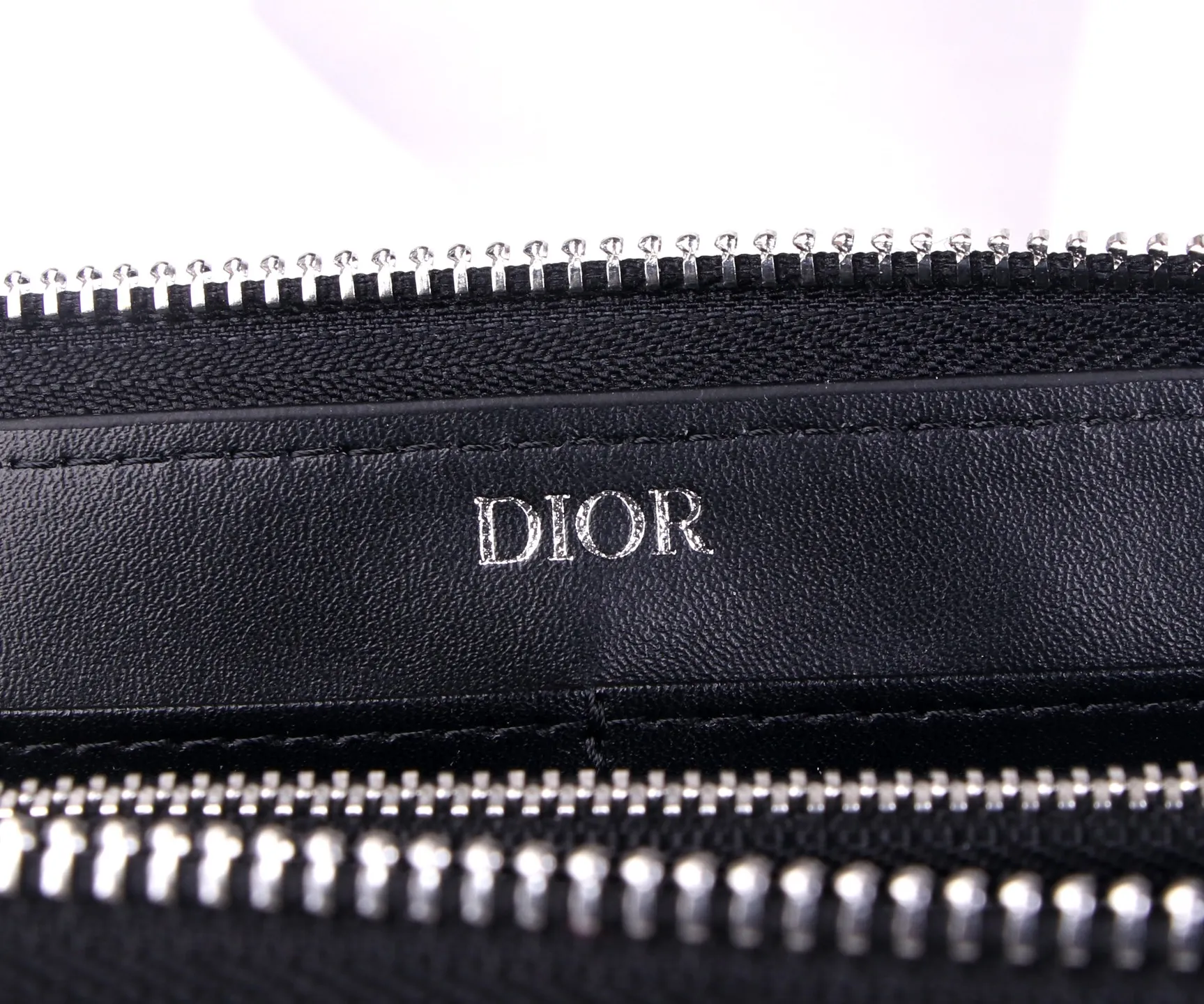 💰170 Style No.: 3303 Brand: Dior Color: Black Light Blue Size: 19.5*10.5*3 Description: The latest model from Dior counter! Dior long zipper wallet💕💕💕High-end printing❤️ Decorated with "Dior" logo on the front, with first-layer cowhide, large capacity double compartments, 8 card slots plus easy storage 0197
