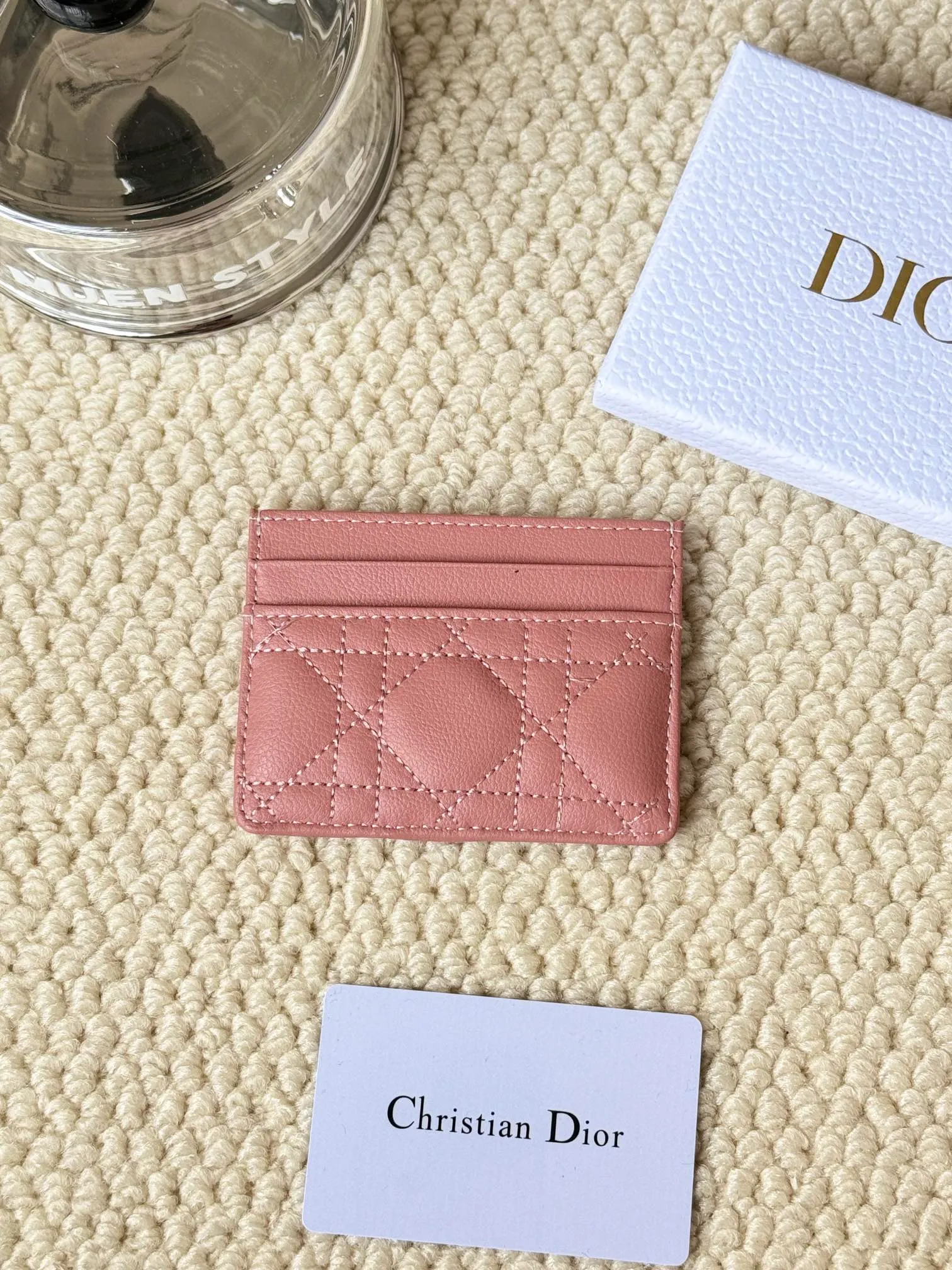 💰110 No.: S5130 Carefully crafted from soft cowhide, decorated with cannage pattern topstitching and embellished with the "CD" logo on the front. Elegant and sophisticated, it has five card slots and is suitable for various occasions. Size: 10.5*7.5cm Dior Caro five-compartment card holder is a new product this season, elegant and practical.