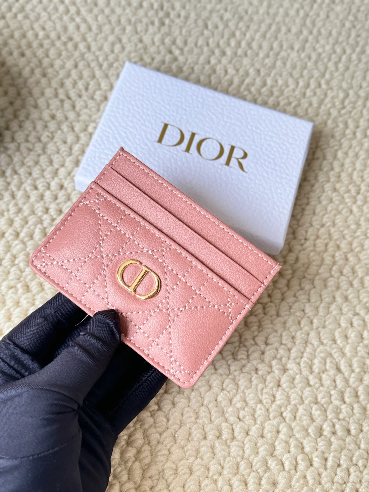 💰110 No.: S5130 Carefully crafted from soft cowhide, decorated with cannage pattern topstitching and embellished with the "CD" logo on the front. Elegant and sophisticated, it has five card slots and is suitable for various occasions. Size: 10.5*7.5cm Dior Caro five-compartment card holder is a new product this season, elegant and practical.