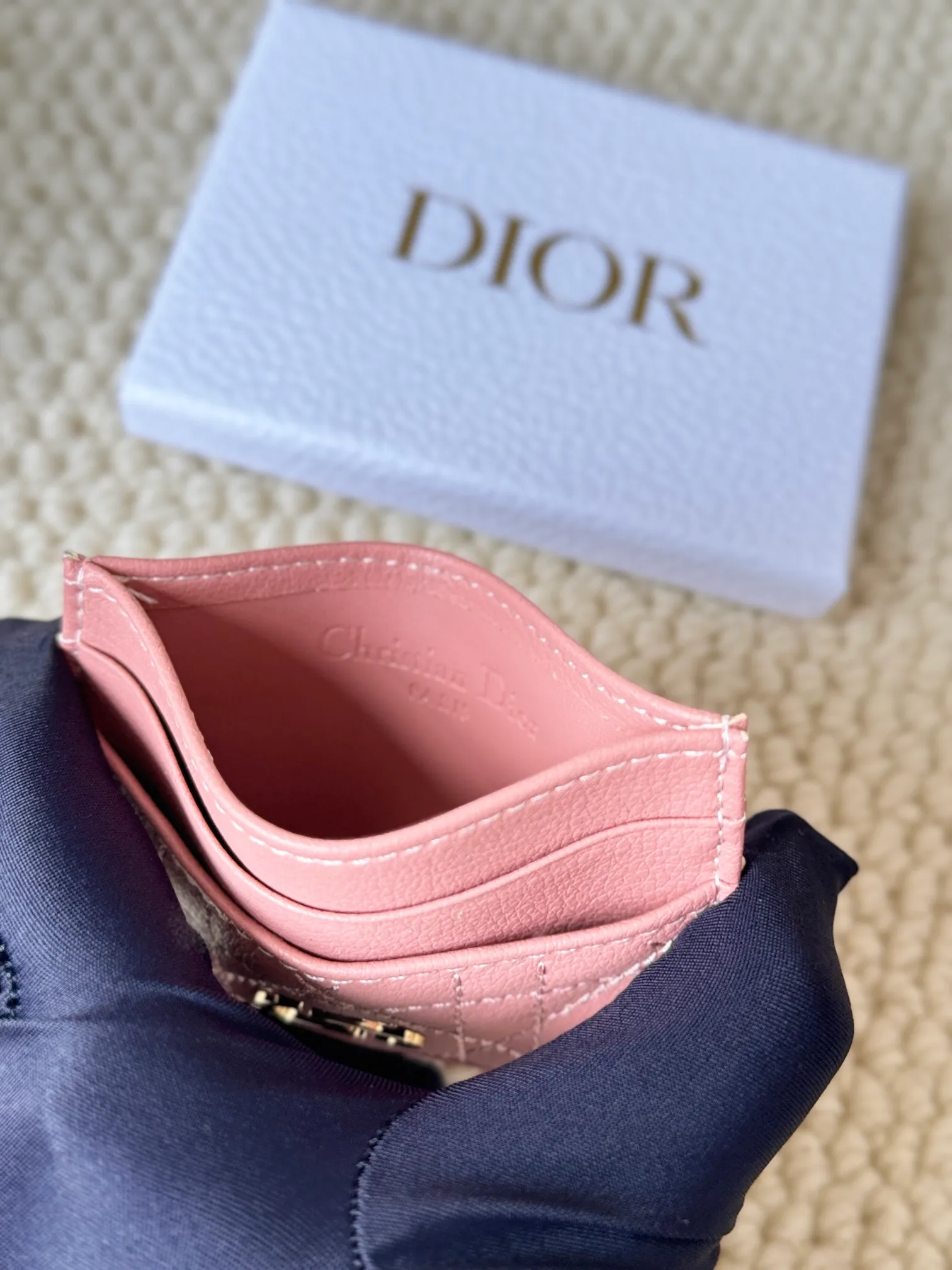 💰110 No.: S5130 Carefully crafted from soft cowhide, decorated with cannage pattern topstitching and embellished with the "CD" logo on the front. Elegant and sophisticated, it has five card slots and is suitable for various occasions. Size: 10.5*7.5cm Dior Caro five-compartment card holder is a new product this season, elegant and practical.