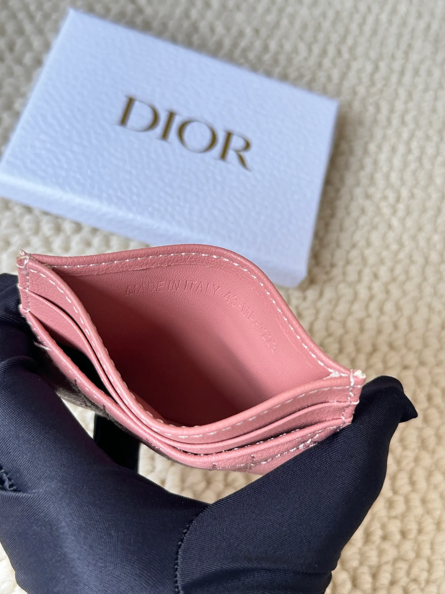 💰110 No.: S5130 Carefully crafted from soft cowhide, decorated with cannage pattern topstitching and embellished with the "CD" logo on the front. Elegant and sophisticated, it has five card slots and is suitable for various occasions. Size: 10.5*7.5cm Dior Caro five-compartment card holder is a new product this season, elegant and practical.