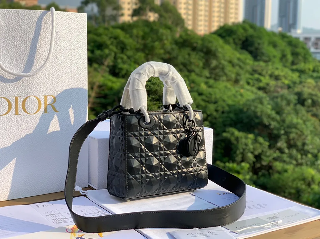 ❗️❗️❗️Free shipping with SF Express for year-end events❗️❗️❗️💰2000 Size 20-17-8cm Four grid diamond pattern black I'm used to seeing the gentle and charming old Princess Diana, but I didn't expect it to have a cool side! Product from overseas original factory channels, the original calfskin cannage pattern imported from Europe uses high-frequency heat embossing technology to create a diamond version of three-dimensionality and a sense of technology. It refracts different light under different lights. All the details of the latest model are consistent with the store standards! Quality is trustworthy!