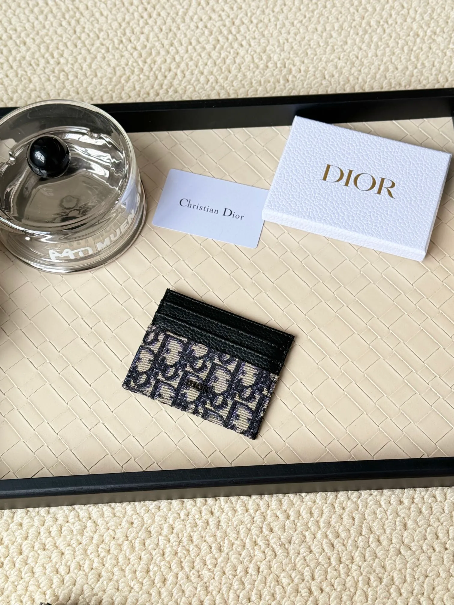 💰100 old flower material Dior card holder is elegant and refined😍 Men's is carefully made of cowhide [strong]. There are 3 card slots on each side and 1 card slot on the top, which is exquisite and exquisite in shape. Style number: CH135 Size: 10*8cm