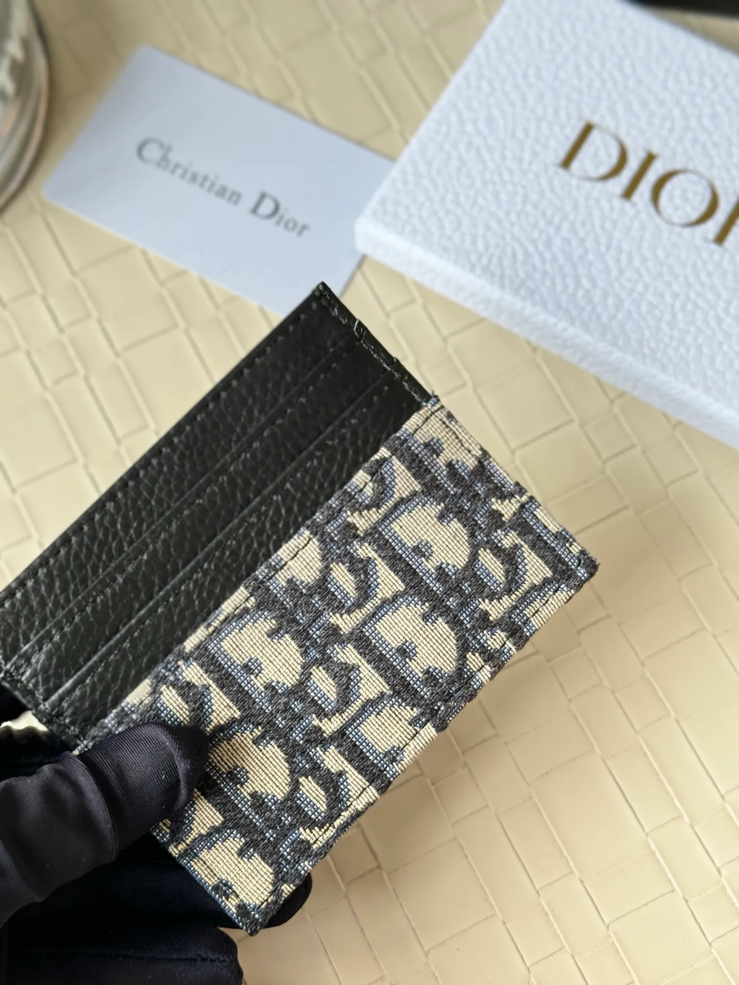 💰100 old flower material Dior card holder is elegant and refined😍 Men's is carefully made of cowhide [strong]. There are 3 card slots on each side and 1 card slot on the top, which is exquisite and exquisite in shape. Style number: CH135 Size: 10*8cm