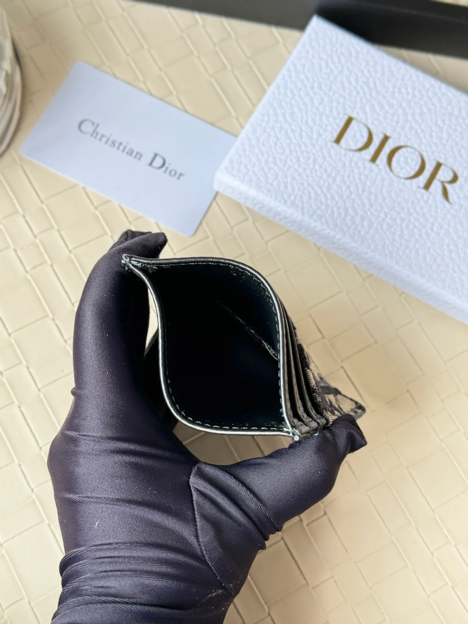 💰100 old flower material Dior card holder is elegant and refined😍 Men's is carefully made of cowhide [strong]. There are 3 card slots on each side and 1 card slot on the top, which is exquisite and exquisite in shape. Style number: CH135 Size: 10*8cm