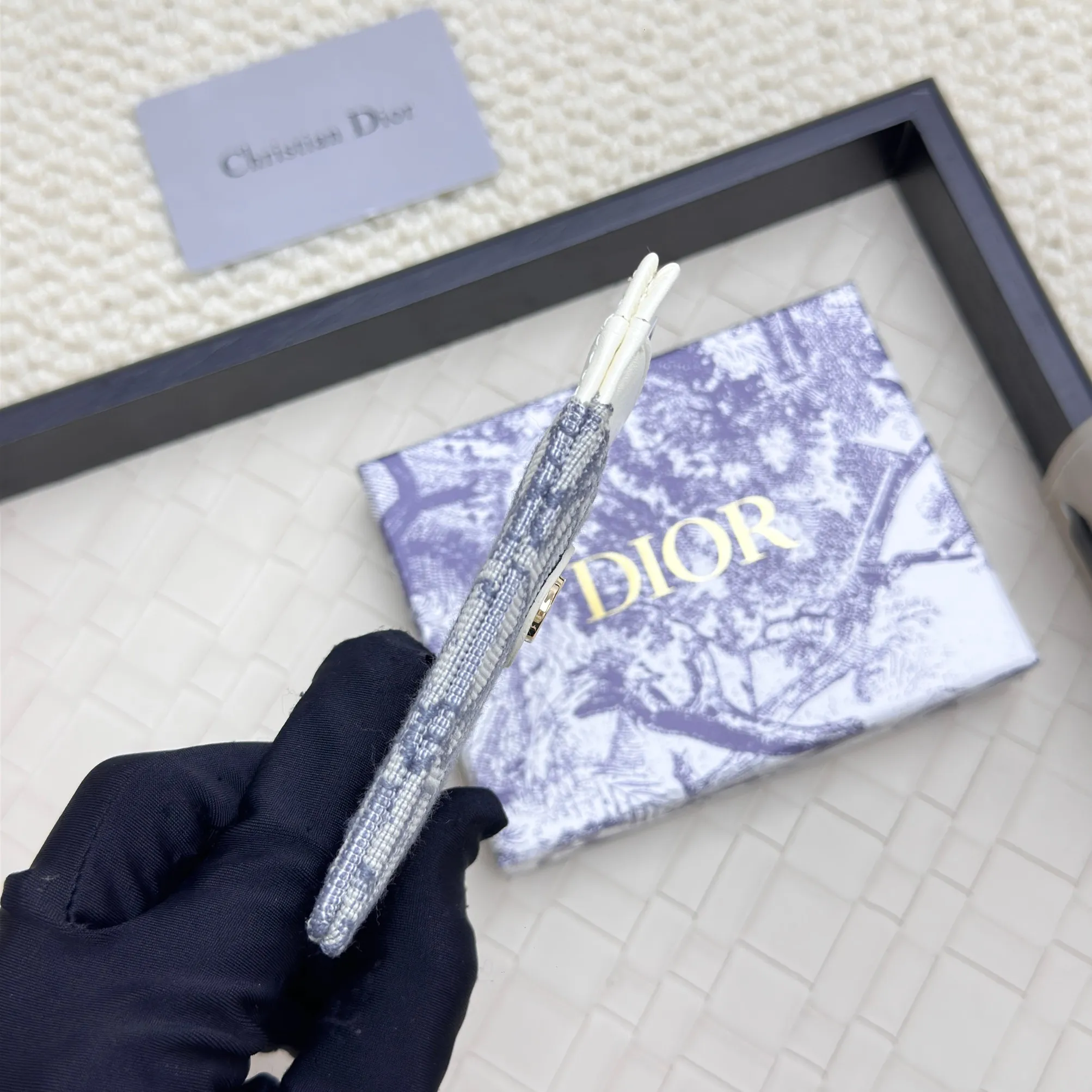 💰100 Dior's new card holder Size: 11*7.5*1, model 2379. It is carefully made of soft cowhide, decorated with cannage pattern topstitching, and embellished with the "CD" logo on the front. Elegant and refined,