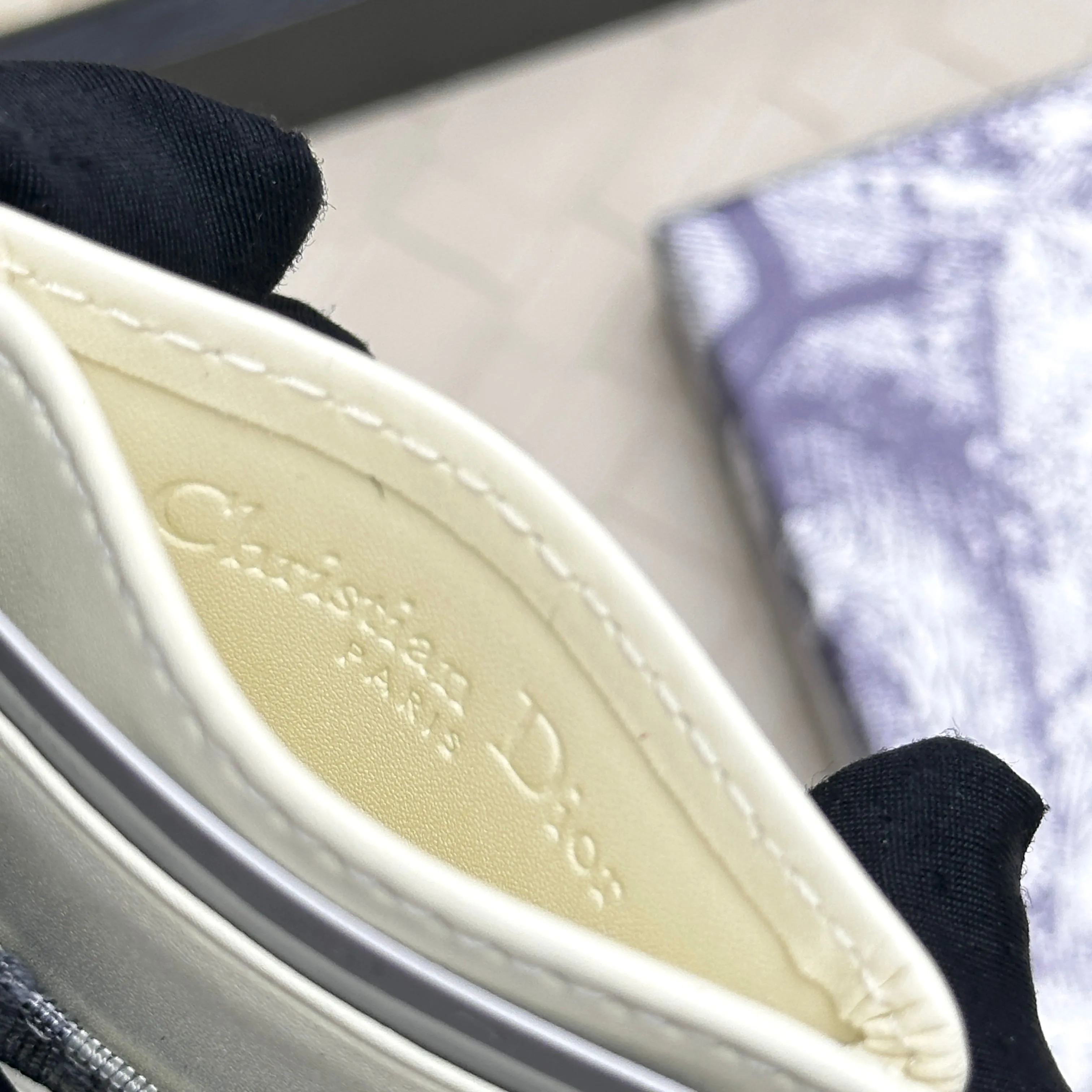 💰100 Dior's new card holder Size: 11*7.5*1, model 2379. It is carefully made of soft cowhide, decorated with cannage pattern topstitching, and embellished with the "CD" logo on the front. Elegant and refined,