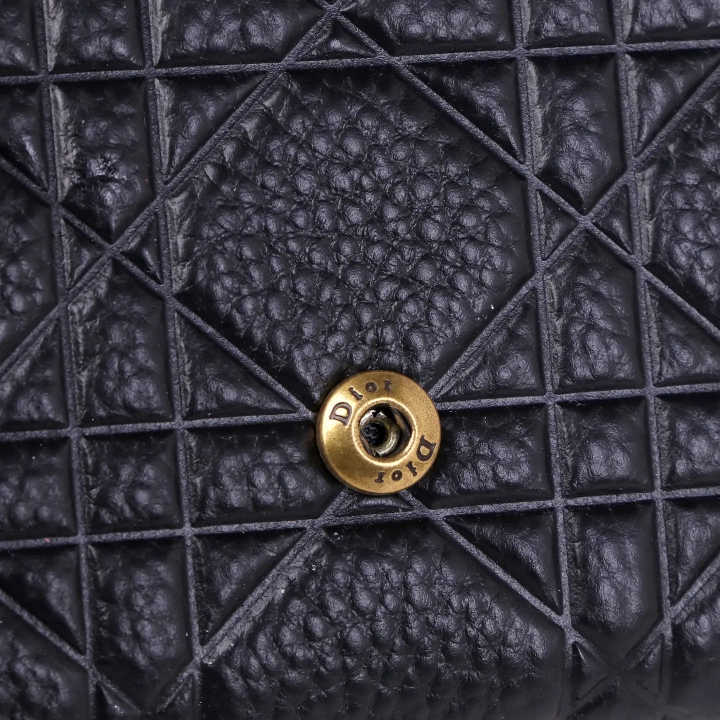💰170 Style No.: D3034 Brand: Dior Color: Black Size: 19*10.5*3.5 Description: The latest models from Dior counters are now available! Made of imported calfskin, beautiful embroidery thread, and exquisite workmanship, it’s comparable to the counters!