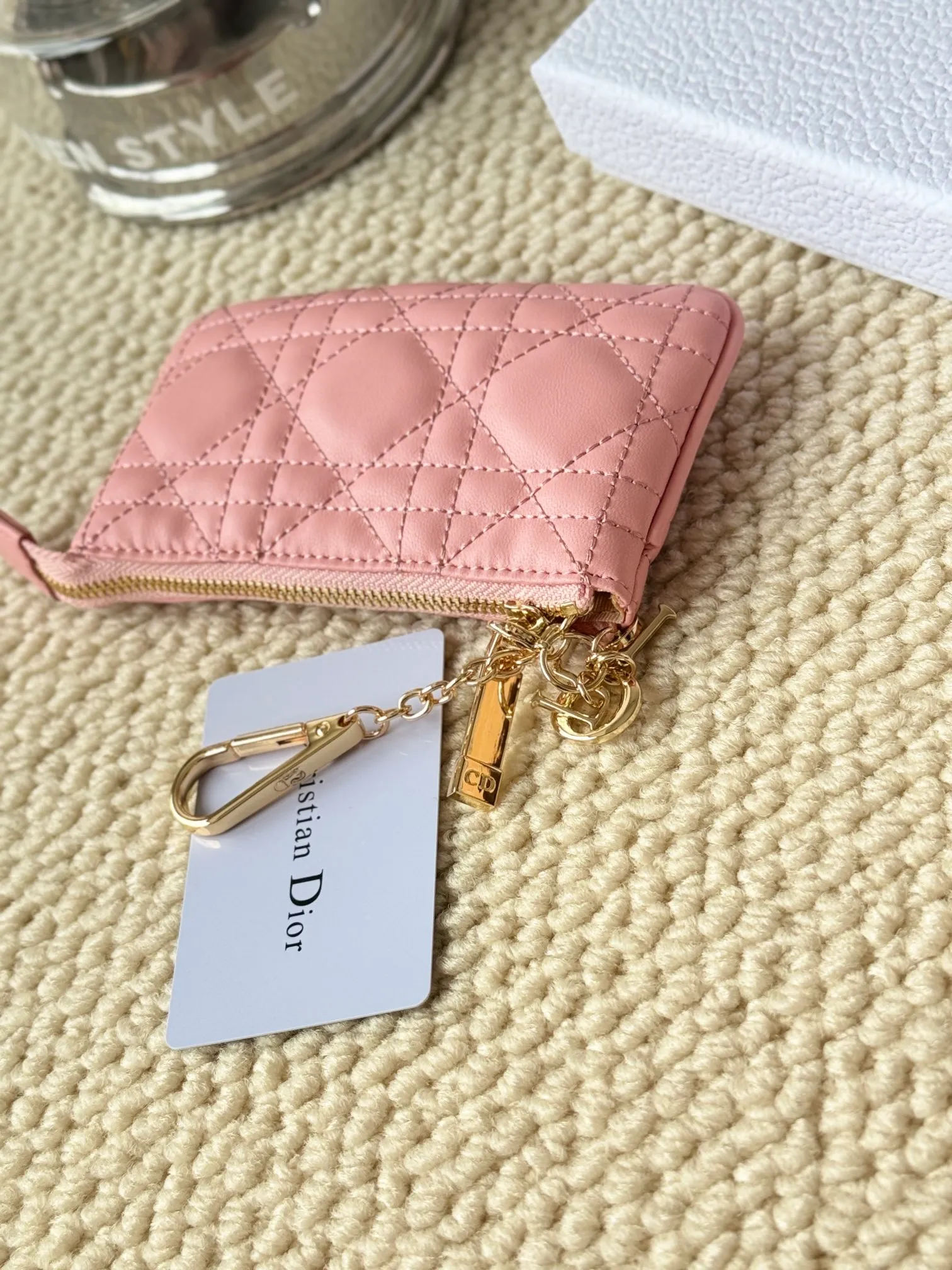 💰160 lambskin makes a zippered coin purse and key bag. Small, cute and mini. Size: 14.5*7.6cm Model: S0972UWHC_M30G This Dior Caro card holder is elegant and practical. Made of soft lambskin, carefully crafted and decorated with cannage pattern topstitching. Coin purse and key case 🔑 Compact and practical, unique and can store various daily necessities, suitable for various occasions.