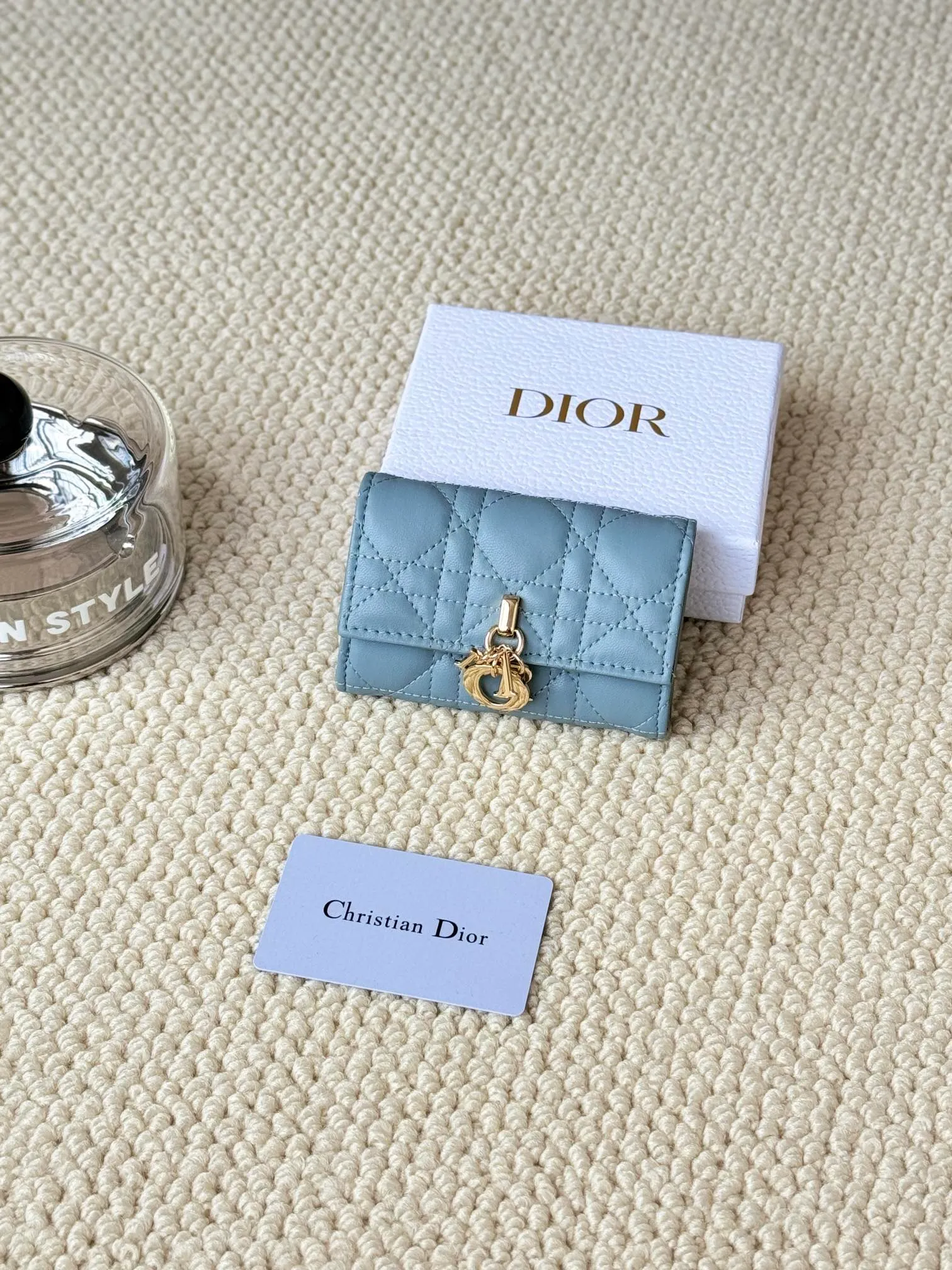 💰150 No.: S0966ONMJ_M413 Size: 11x7.5x2.5cm This My Dior Glycine wallet is compact, practical and unique. Crafted from blush pink sheepskin, it is decorated with a cannage pattern and features a D.I.O.R. charm on the front to enhance the style. Elegant and refined, it can store a variety of daily necessities, is suitable for various occasions, and can be matched with other My Dior items. Front D.I.O.R. charm 2 card slots 1 zipped compartment 1 spacious interior compartment Made in Italy