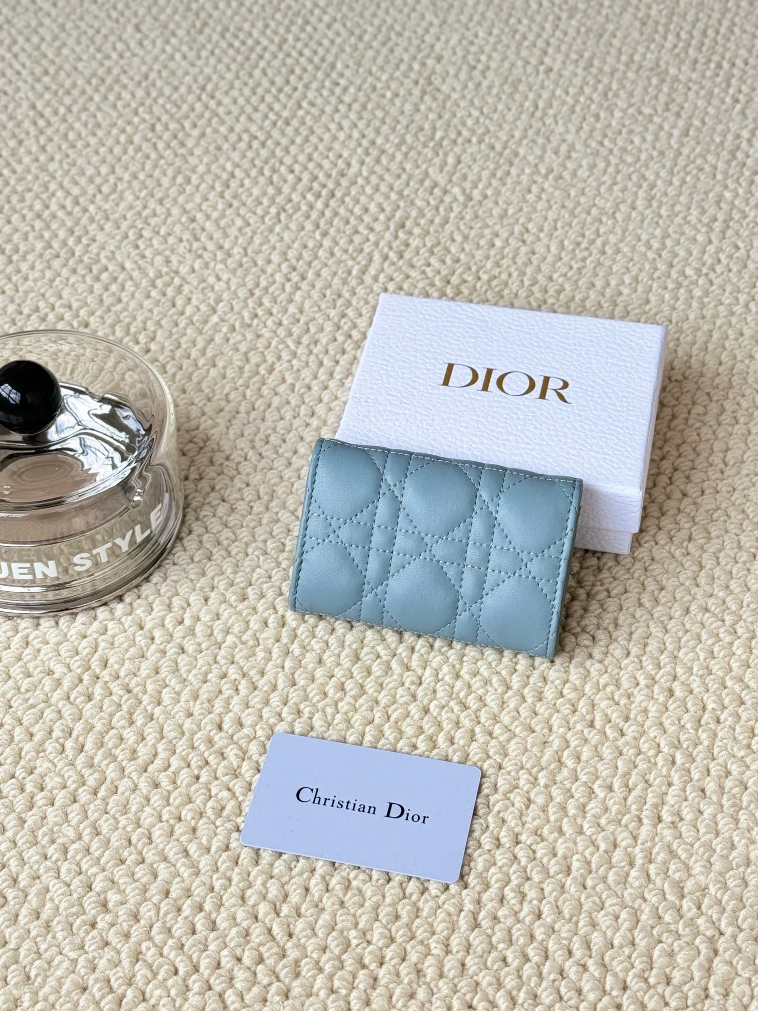 💰150 No.: S0966ONMJ_M413 Size: 11x7.5x2.5cm This My Dior Glycine wallet is compact, practical and unique. Crafted from blush pink sheepskin, it is decorated with a cannage pattern and features a D.I.O.R. charm on the front to enhance the style. Elegant and refined, it can store a variety of daily necessities, is suitable for various occasions, and can be matched with other My Dior items. Front D.I.O.R. charm 2 card slots 1 zipped compartment 1 spacious interior compartment Made in Italy