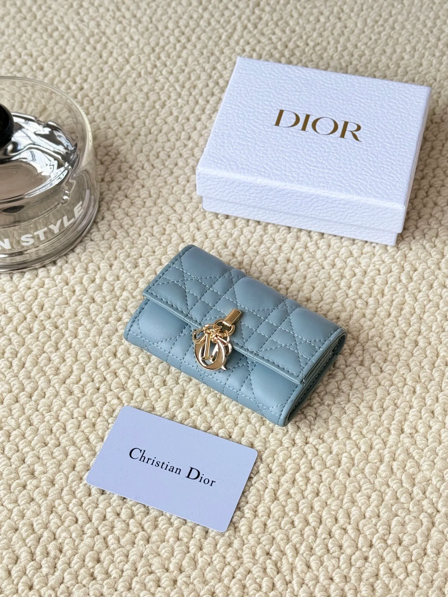 💰150 No.: S0966ONMJ_M413 Size: 11x7.5x2.5cm This My Dior Glycine wallet is compact, practical and unique. Crafted from blush pink sheepskin, it is decorated with a cannage pattern and features a D.I.O.R. charm on the front to enhance the style. Elegant and refined, it can store a variety of daily necessities, is suitable for various occasions, and can be matched with other My Dior items. Front D.I.O.R. charm 2 card slots 1 zipped compartment 1 spacious interior compartment Made in Italy