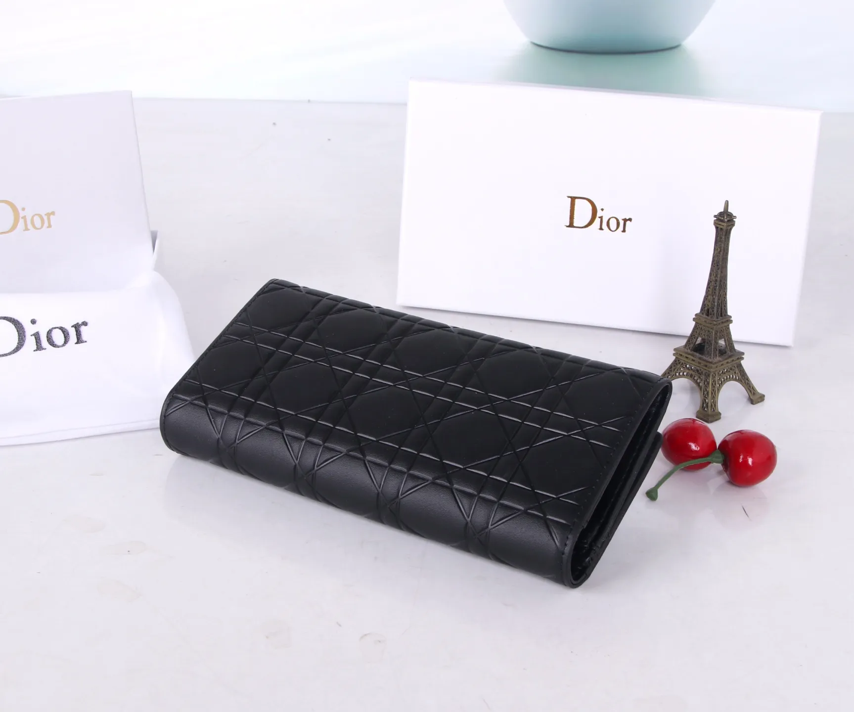 P170 Style No.: D3038 Brand: Dior Color: Black Size: 19*10.5*3.5 Description: The latest models from Dior counters are now available! Made of imported calfskin, beautiful embroidery thread, and exquisite workmanship, it’s comparable to the counters!