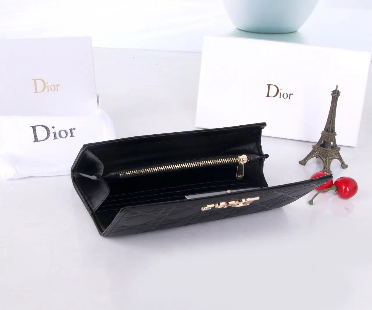 P170 Style No.: D3038 Brand: Dior Color: Black Size: 19*10.5*3.5 Description: The latest models from Dior counters are now available! Made of imported calfskin, beautiful embroidery thread, and exquisite workmanship, it’s comparable to the counters!