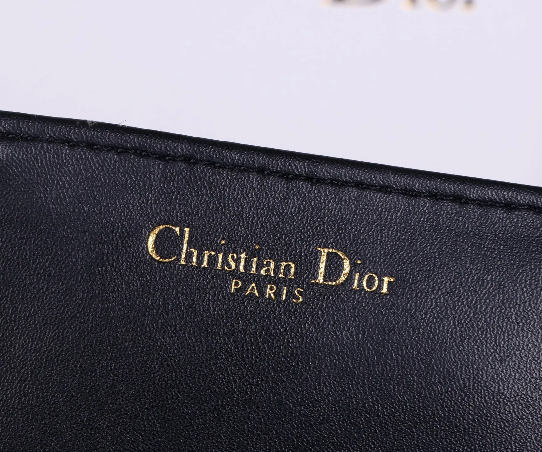 P170 Style No.: D3038 Brand: Dior Color: Black Size: 19*10.5*3.5 Description: The latest models from Dior counters are now available! Made of imported calfskin, beautiful embroidery thread, and exquisite workmanship, it’s comparable to the counters!