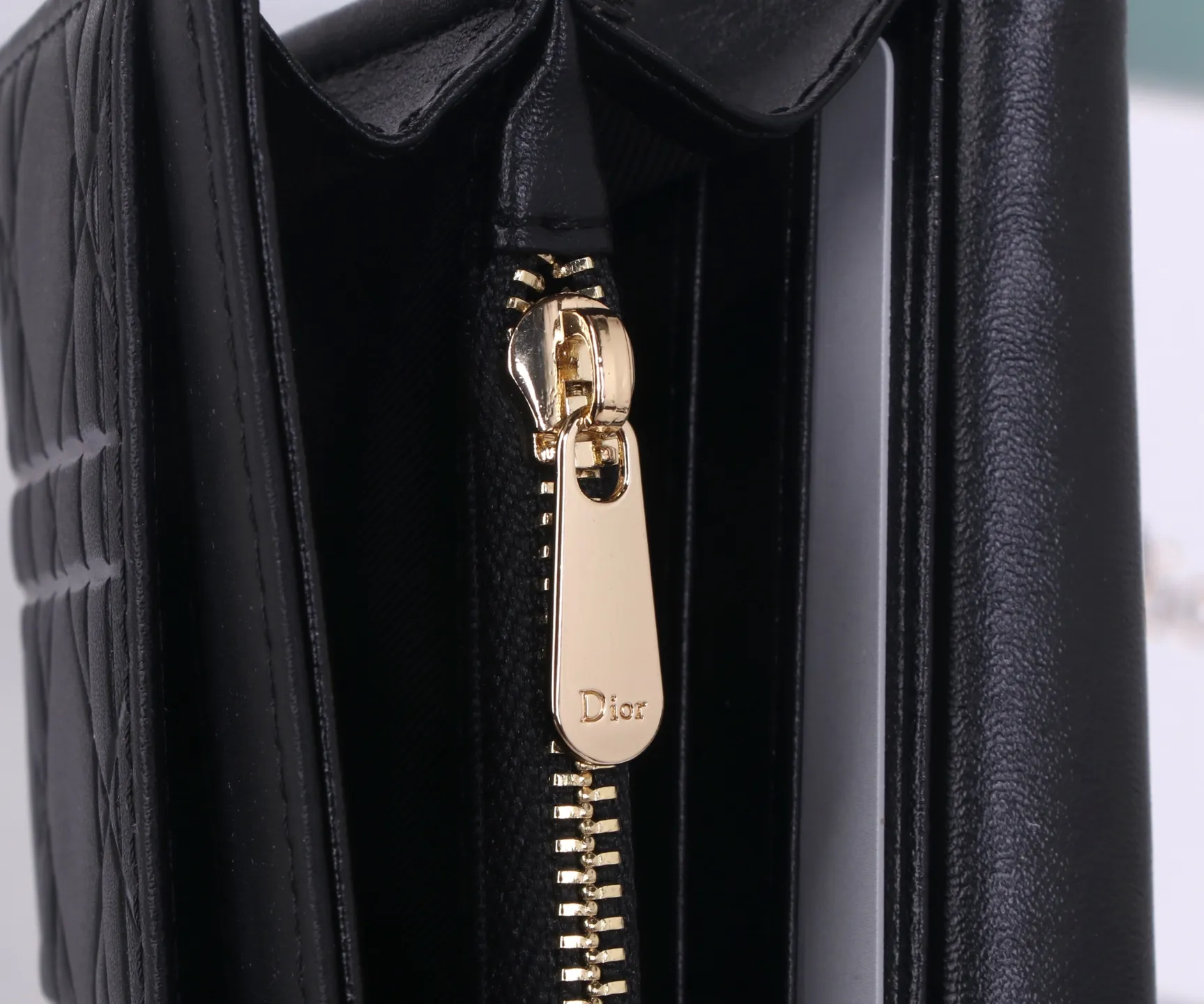 P170 Style No.: D3038 Brand: Dior Color: Black Size: 19*10.5*3.5 Description: The latest models from Dior counters are now available! Made of imported calfskin, beautiful embroidery thread, and exquisite workmanship, it’s comparable to the counters!