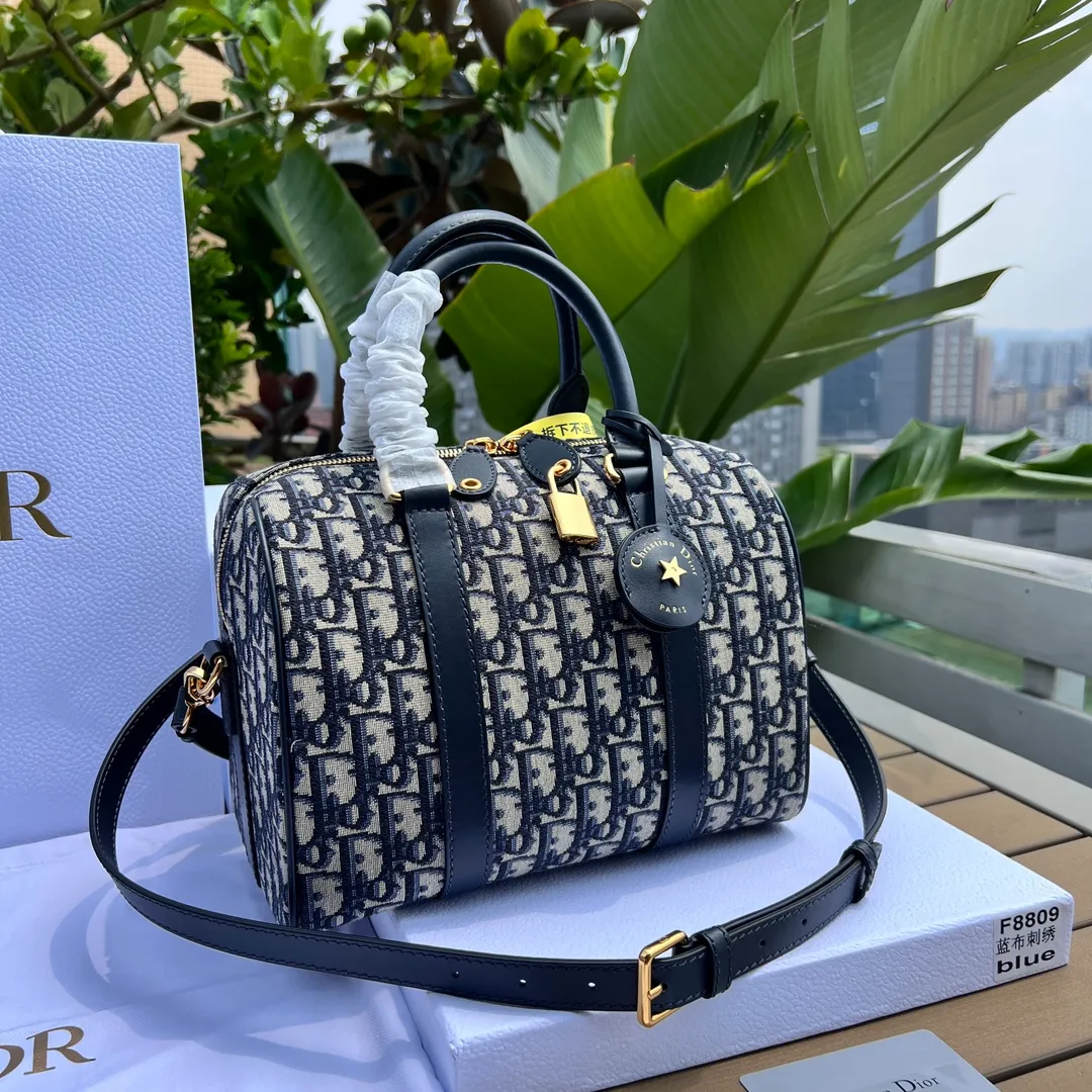 Top upgraded version 💰1600 Size: 25×19×16cm Dior’s overseas channel resources exclusively provide Boston 25cm handbag❗️ This Dior Groove 25 handbag is a new product in the 2024 winter ready-to-wear series. Designed by Maria Grazia Chiuri, it is elegant and fashionable. Crafted from blue Oblique print fabric, the leather key pouch is uniquely embellished with the Christian Dior 💰aris signature and embellished with gold-finished stars. The zippered padlock opens with a key, and the spacious compartments feature a slip pocket and a zippered pocket for everyday essentials. Featuring a leather top handle and adjustable and removable shoulder strap, it can be worn by hand, over the shoulder or cross-body, making it the ideal bag for everyday looks.