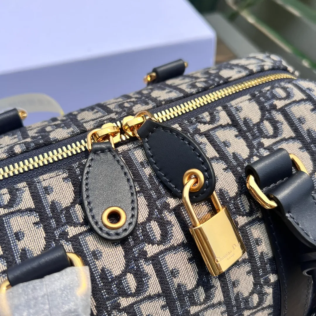 Top upgraded version 💰1600 Size: 25×19×16cm Dior’s overseas channel resources exclusively provide Boston 25cm handbag❗️ This Dior Groove 25 handbag is a new product in the 2024 winter ready-to-wear series. Designed by Maria Grazia Chiuri, it is elegant and fashionable. Crafted from blue Oblique print fabric, the leather key pouch is uniquely embellished with the Christian Dior 💰aris signature and embellished with gold-finished stars. The zippered padlock opens with a key, and the spacious compartments feature a slip pocket and a zippered pocket for everyday essentials. Featuring a leather top handle and adjustable and removable shoulder strap, it can be worn by hand, over the shoulder or cross-body, making it the ideal bag for everyday looks.